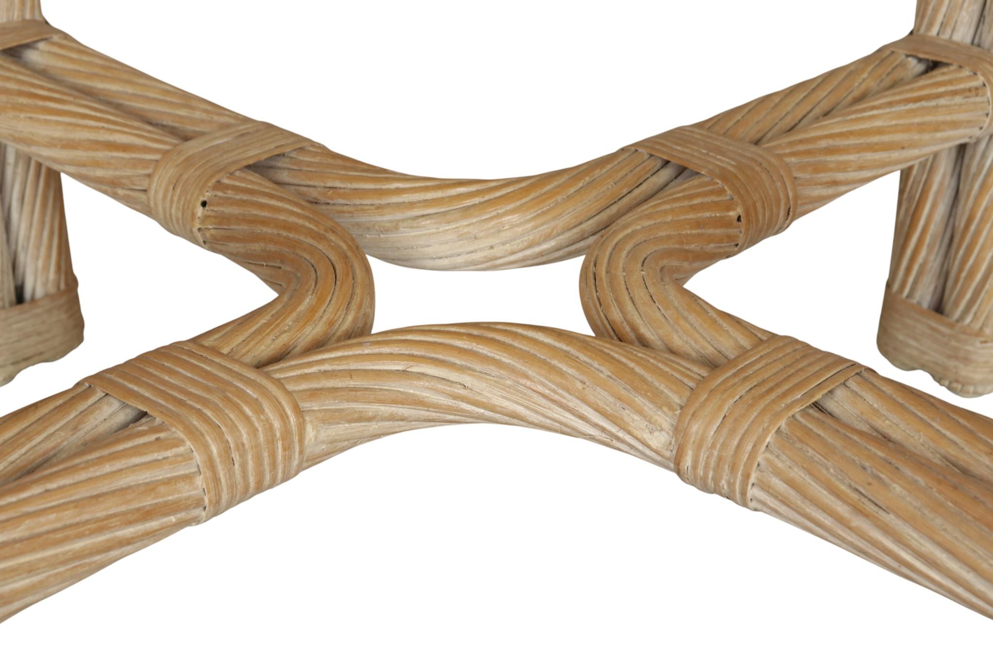 Table d'appoint en rotin et bambou avec plateau en verre en vente 2