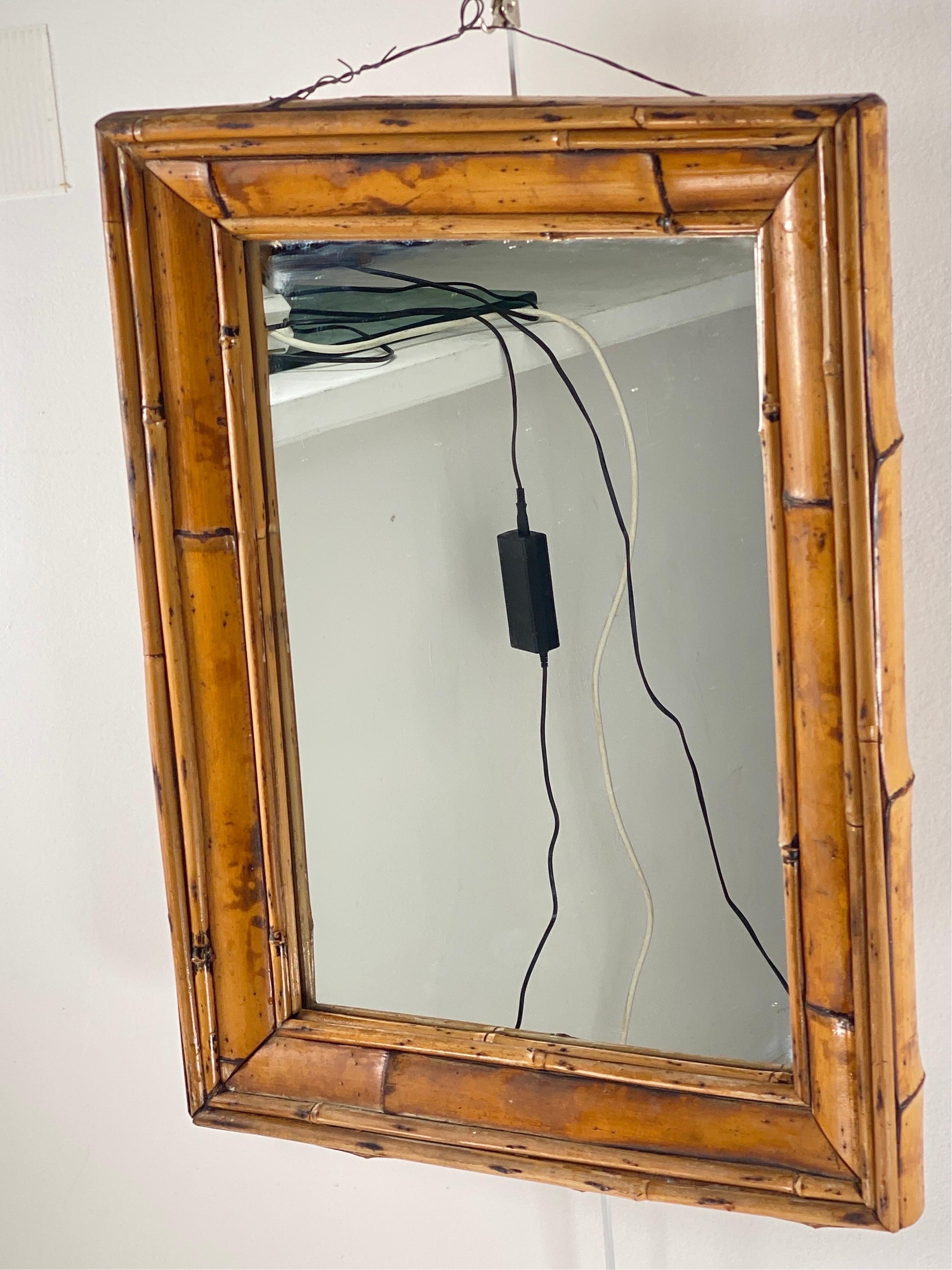 Il s'agit d'un miroir en bambou et rotin. Fabriqué en Italie vers 1950. La couleur est marron.