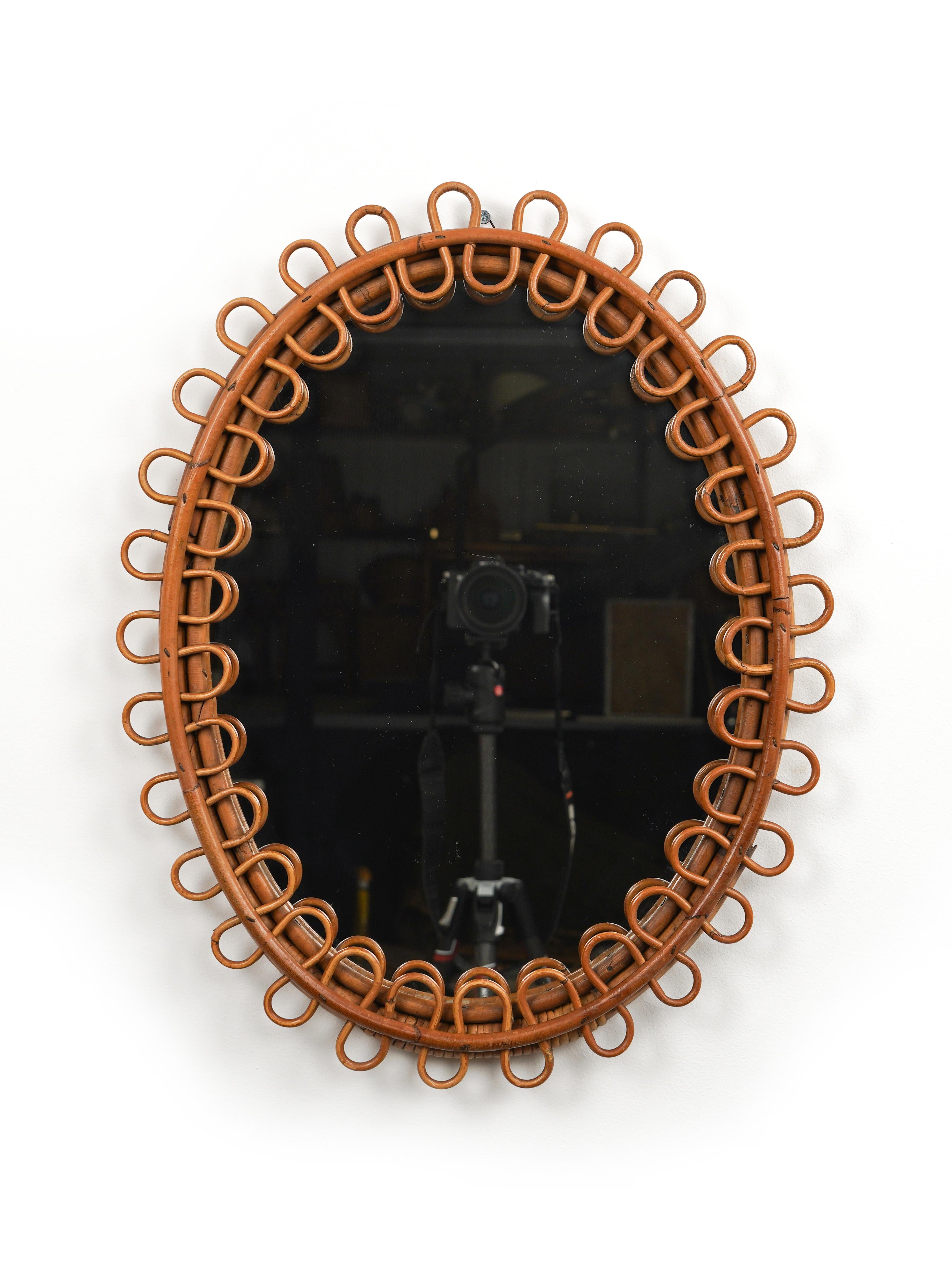 Midcentury beautiful oval wall mirror in bamboo and rattan in the style of Italian design Franco Albini.  

Made in Italy in the 1960s.