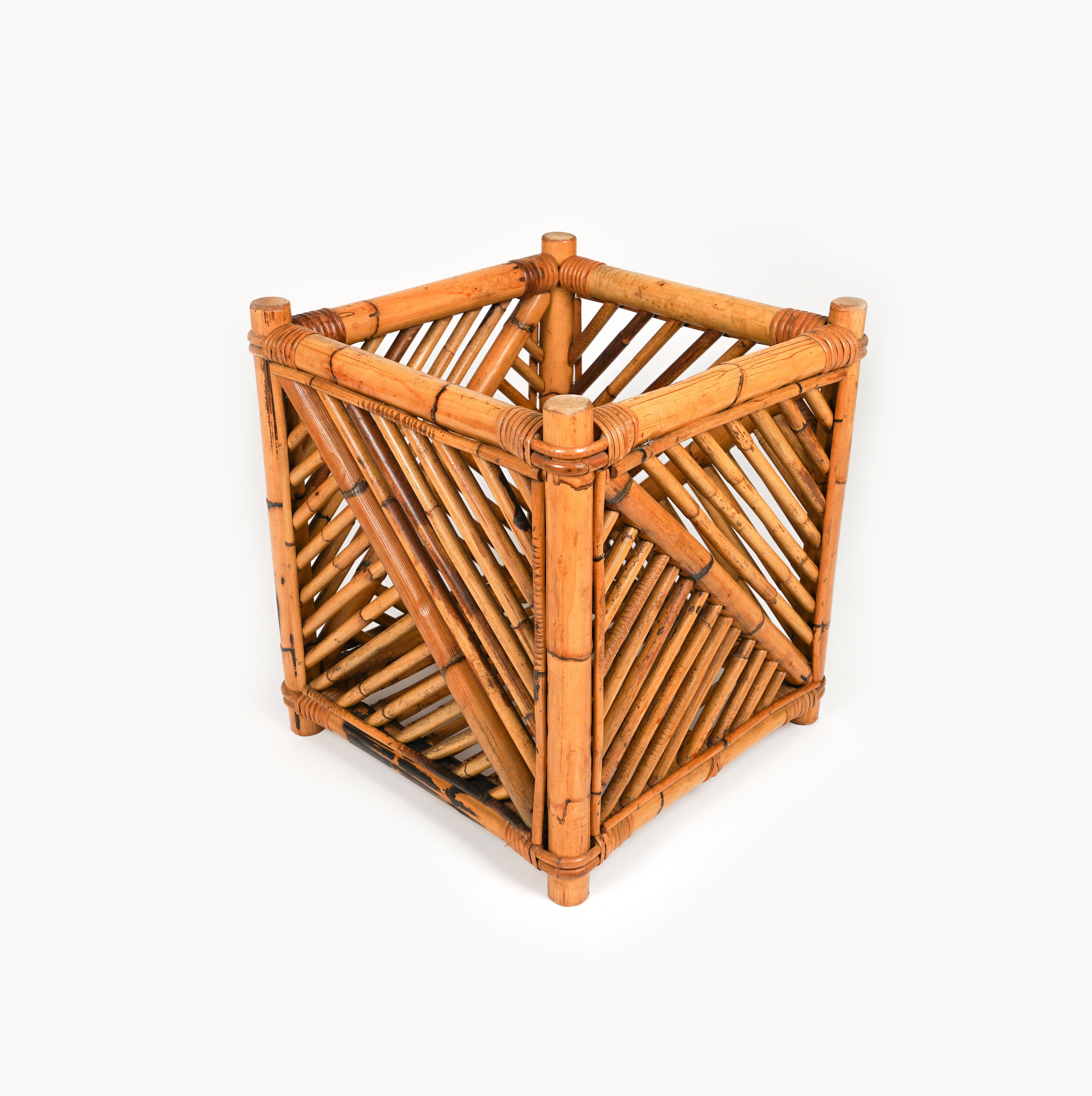 Midcentury squared Plant Holder or Basket in rattan and bamboo by Vivai Del Sud.

Made in Italy in the 1970s.

Vivai del sud, Gabriella Crespi and Arpex were the three leading design studios in 1970s Italy specialized in this high-end tropical glam