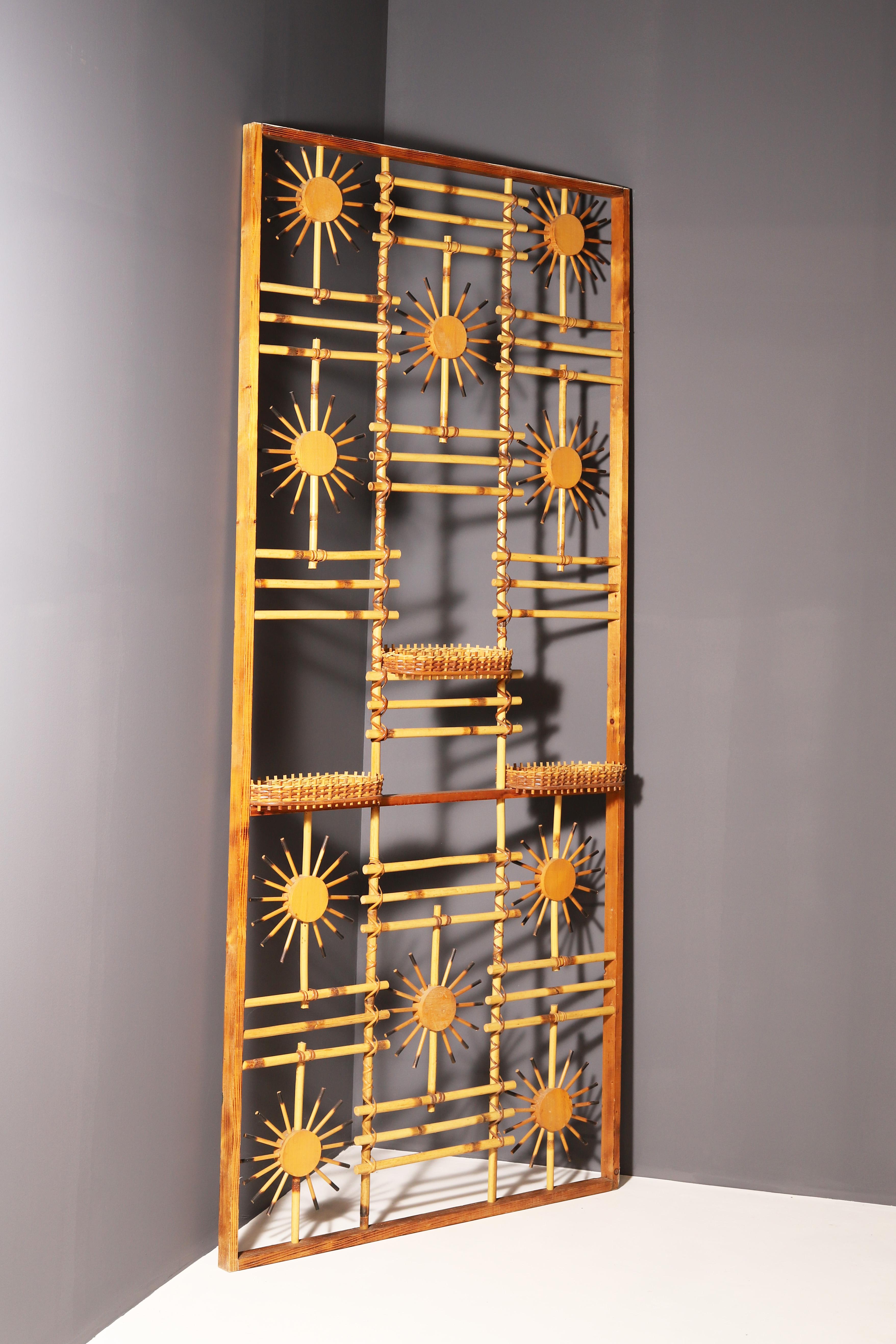 Mid-Century moderno Divisorio in rattan e bambù con inserti in Sunbrust, Cecoslovacchia, 1960 in vendita