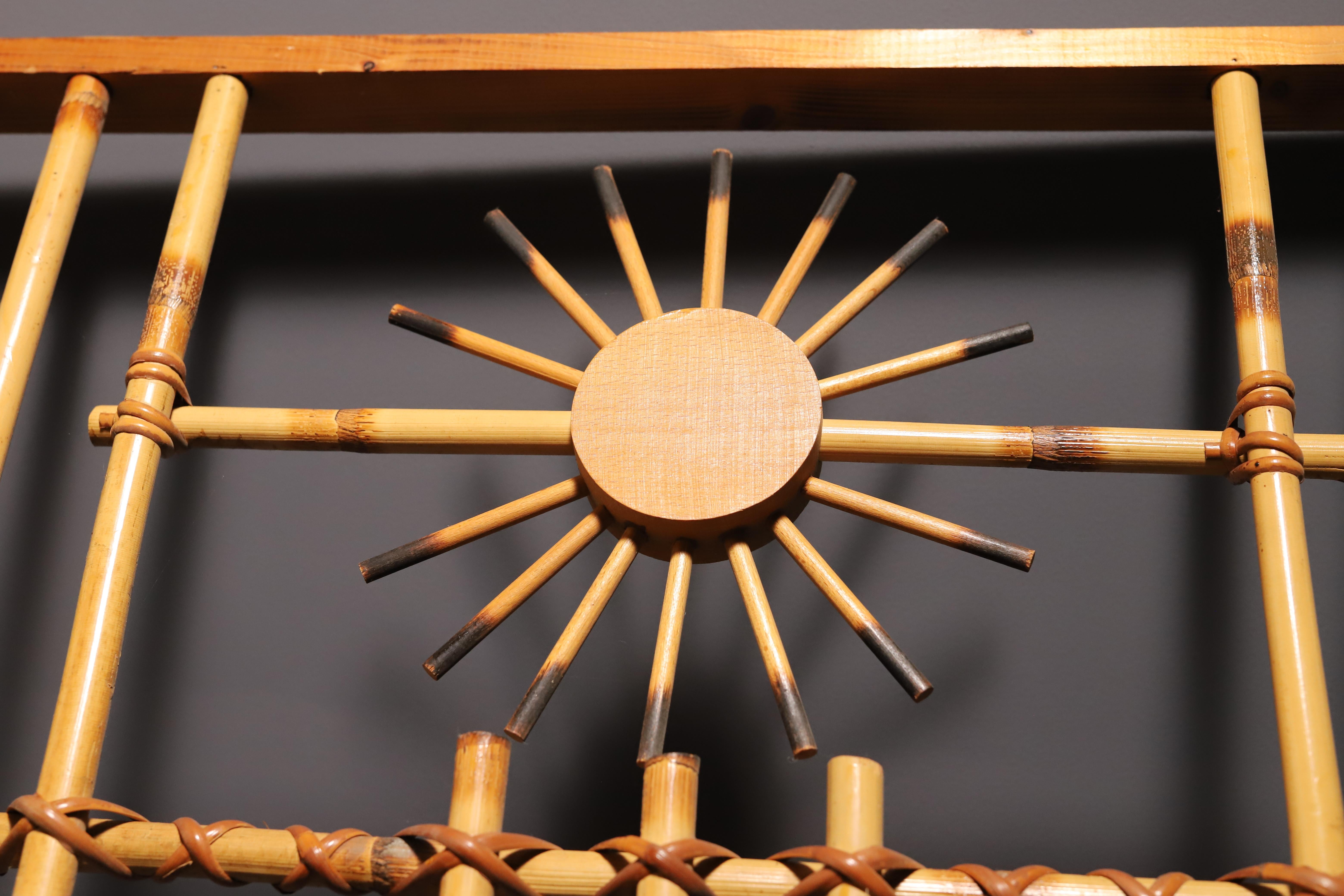 Divisorio in rattan e bambù con inserti in Sunbrust, Cecoslovacchia, 1960 In condizioni buone in vendita a Prague 8, CZ
