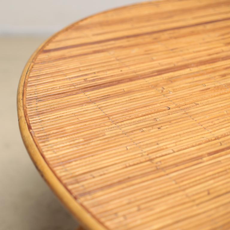 From France, a table made with rattan and bamboo. It is an item that can be active in a wide range of scenes such as combinations with fur and combination with rope type items as it is a natural color.