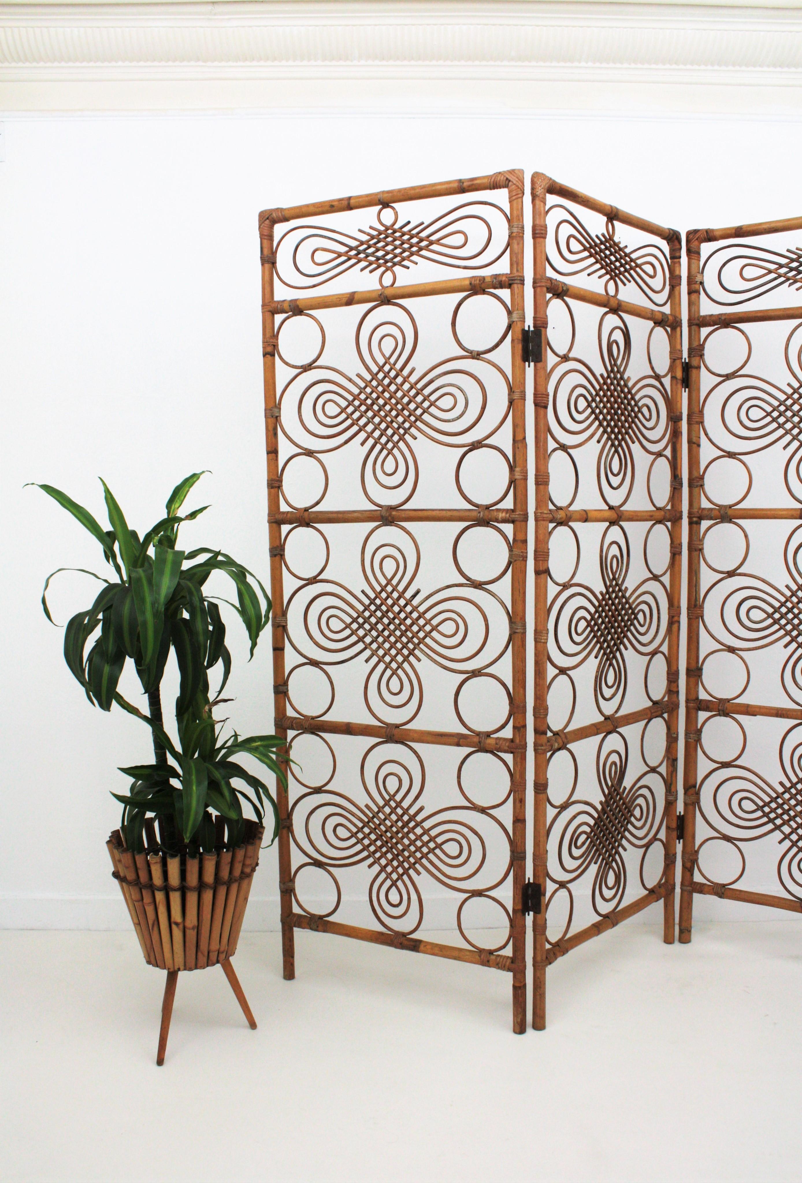 Rattan and Bamboo Screen / Room Divider with Chinoiserie Accents, Spain, 1960s In Good Condition In Barcelona, ES
