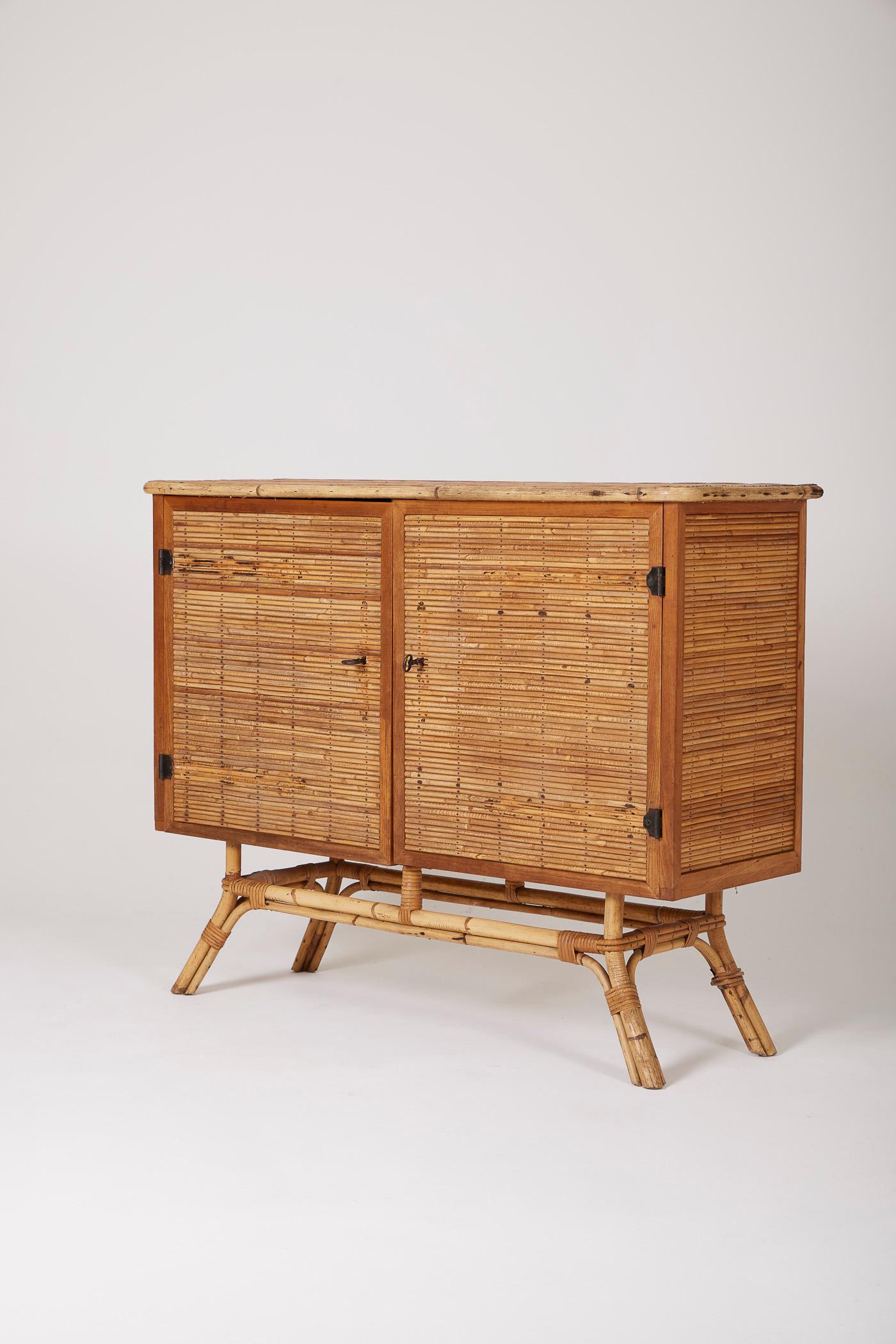 Rattan and bamboo sideboard in the style of the 60s. This sideboard has 2 hinged doors with a lock. Very good condition.
LP1613