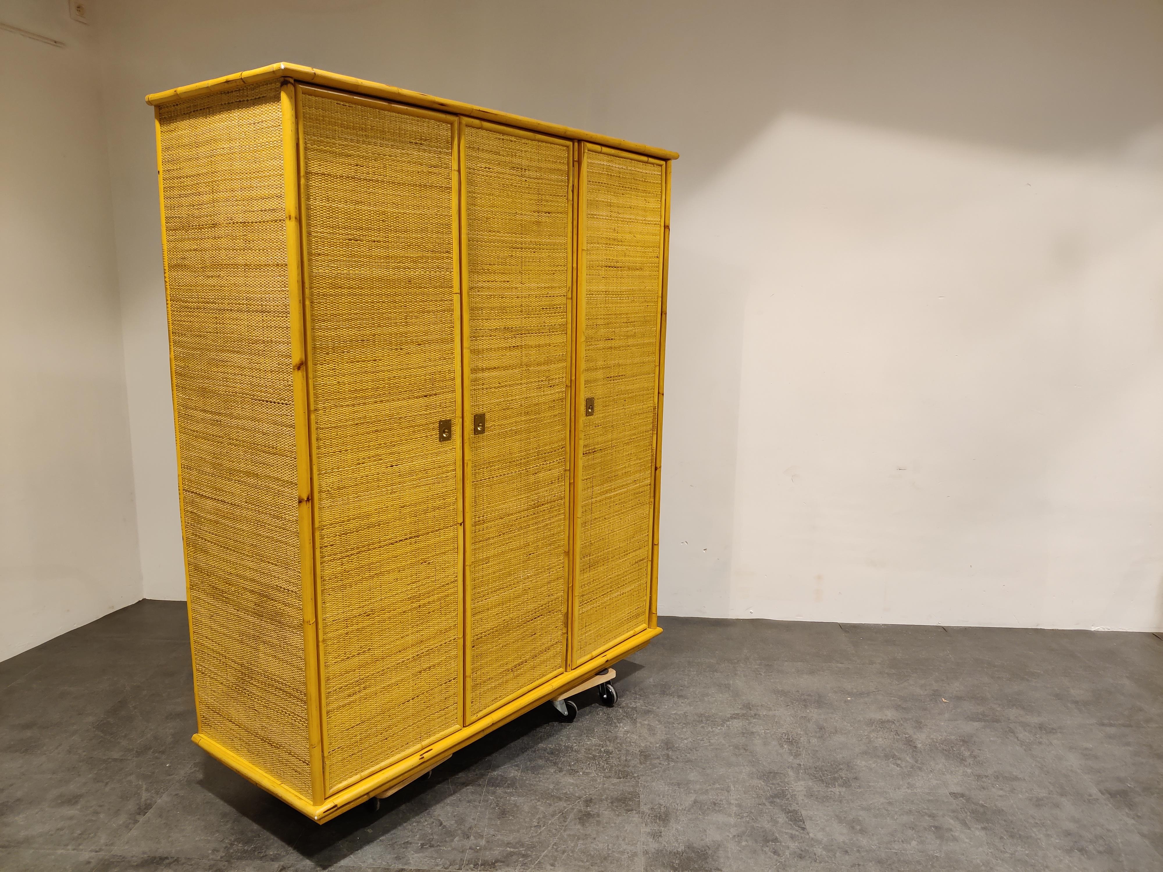 Very elegant mid century wardrobe manufactured by Dal Vera featuring 3 large doors

Beautifully made, lovely brass handles and great vintage look.

Good overall coondition.

1960s - Italy

Dimensions:

Width: 165cm/61.02