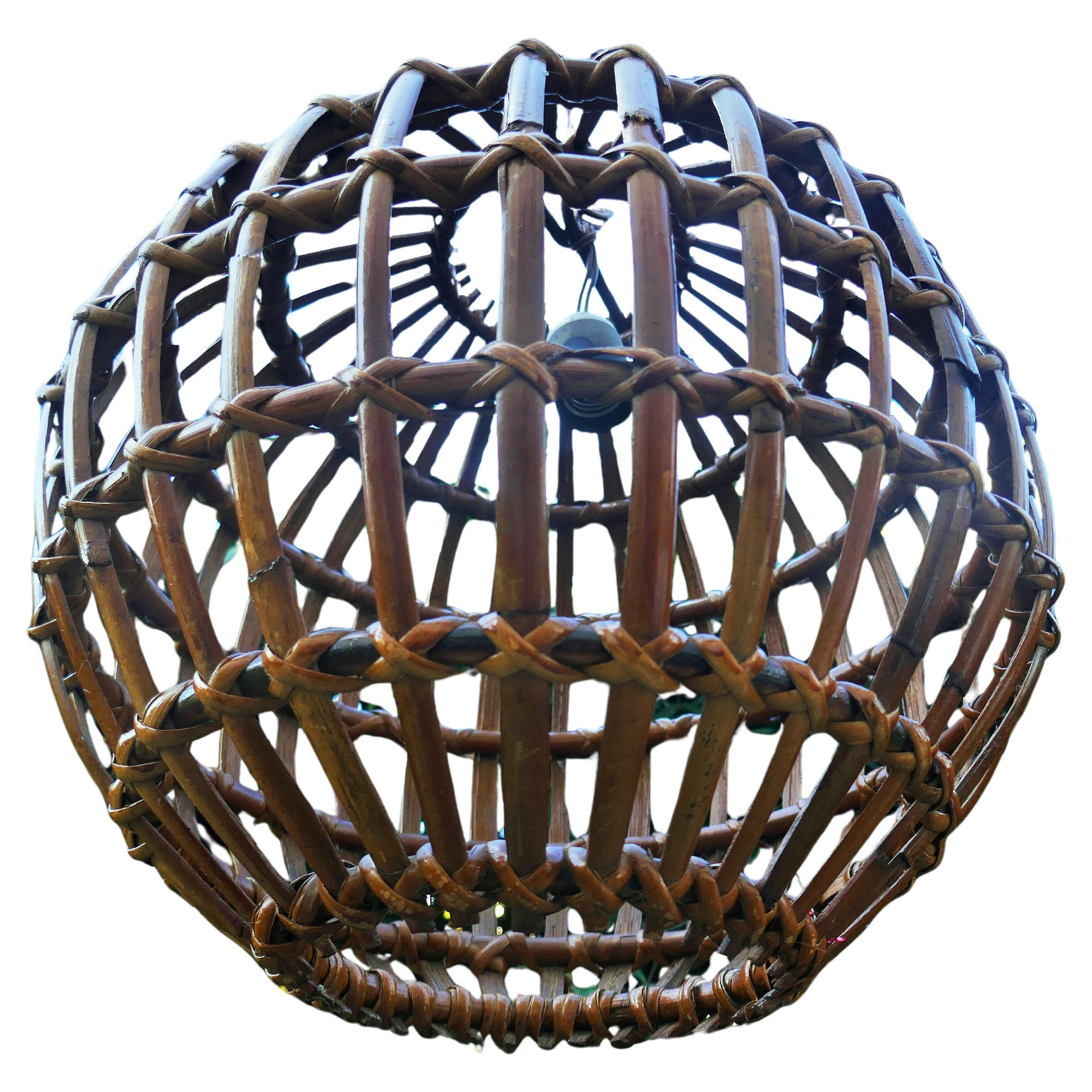 Moderno Rattan and bambù pendant / lantern lamp in vendita