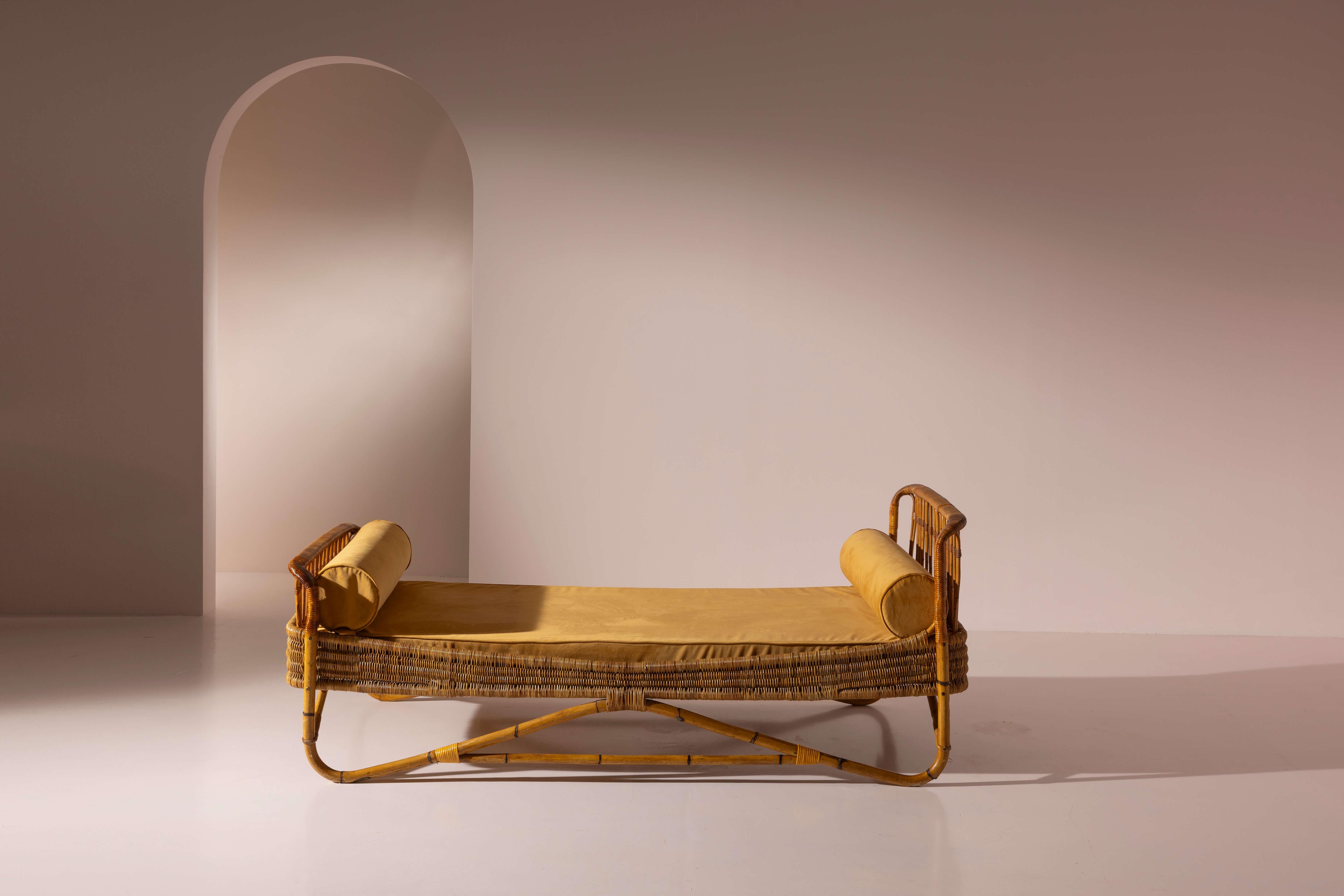 Un bellissimo e ben conservato daybed in rattan e bambù curvato, manifattura italiana, anni '60

Sogni di terre lontane, paesaggi costieri e spiagge estive sono dolcemente evocati dal fascino di questo lettino da giorno realizzato in bambù e rattan