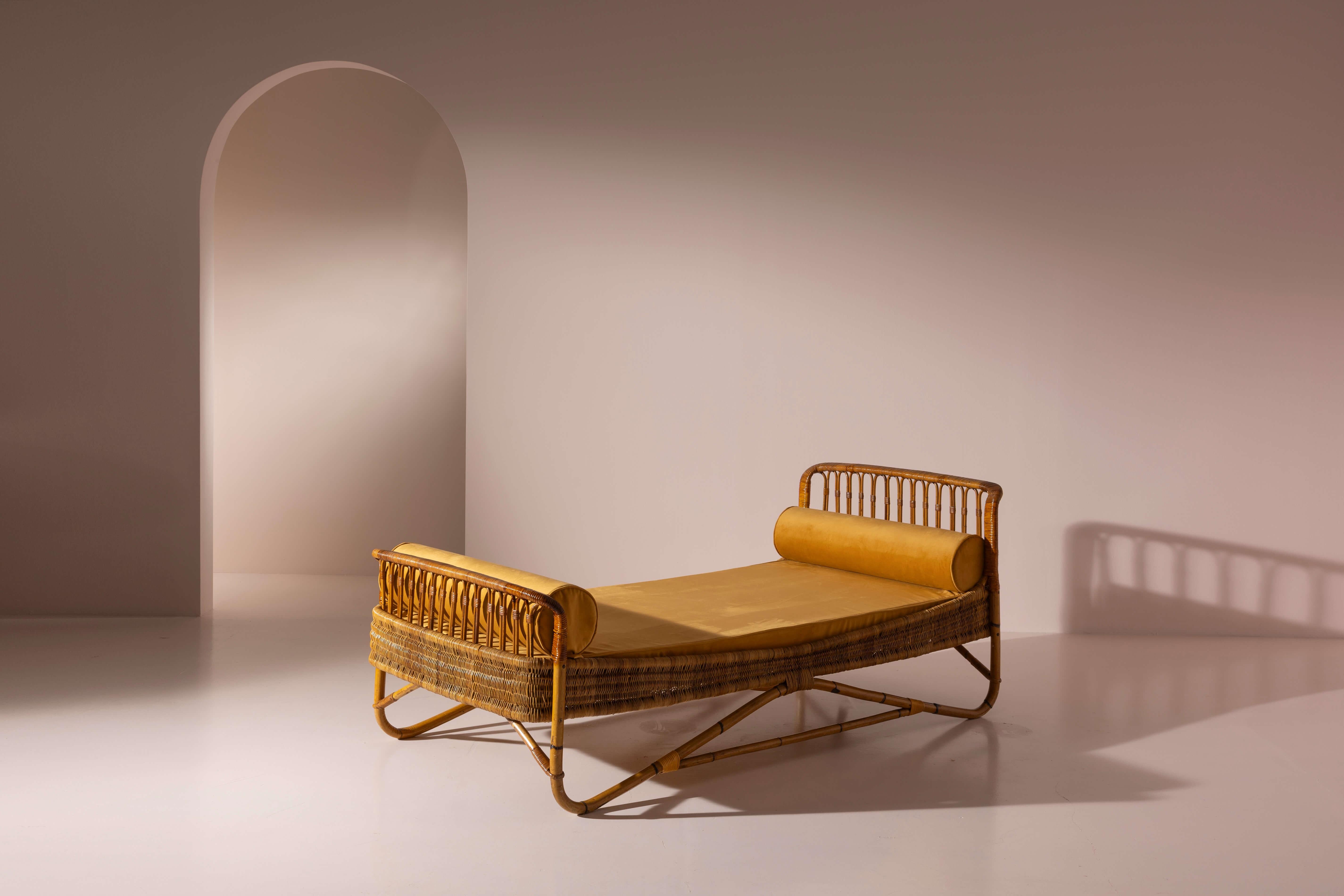 Mid-Century moderno Lettino in rattan e bambù curvato, manifattura italiana, anni '60 in vendita