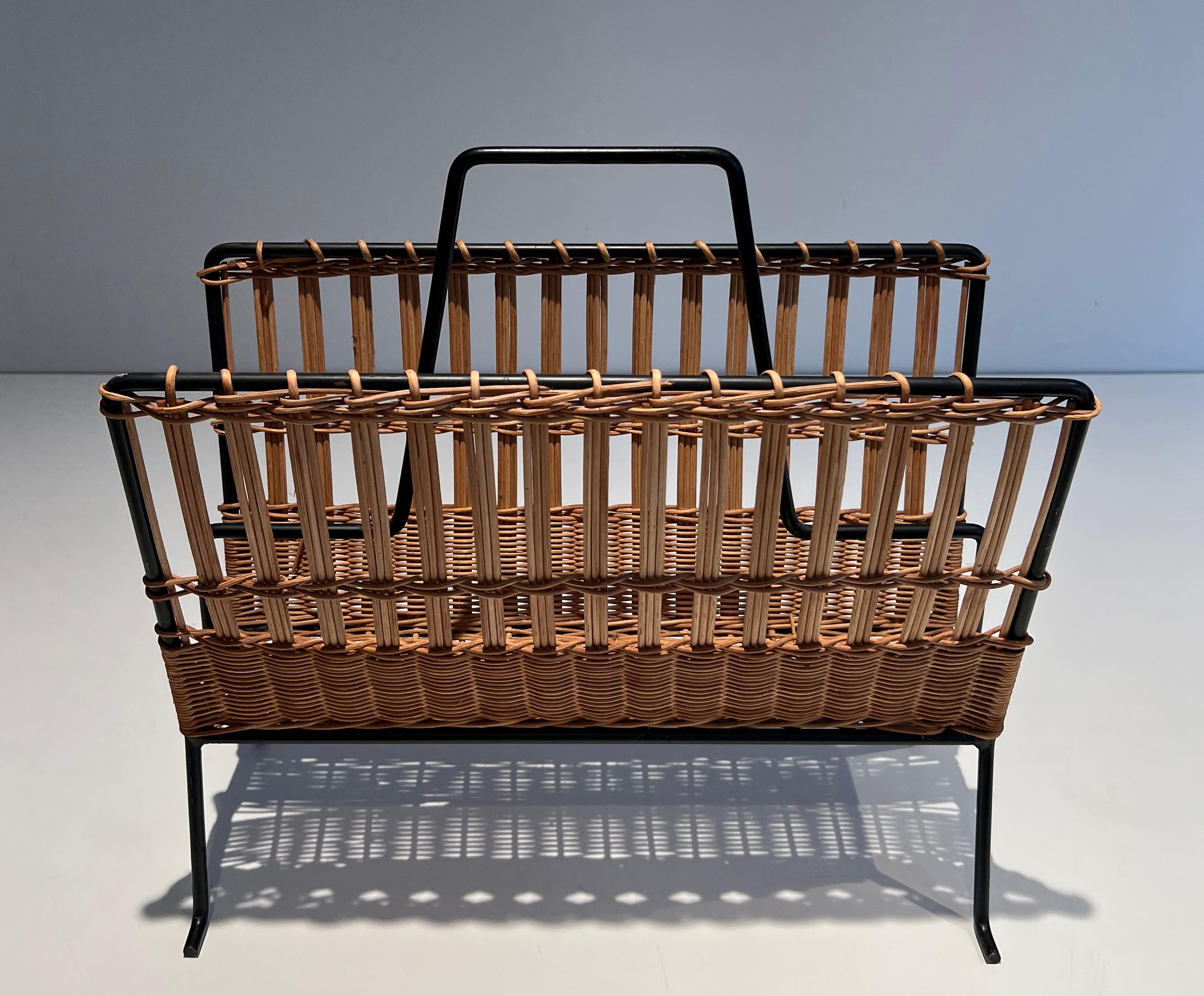 Mid-Century moderno Portariviste in rattan e laccato nero in vendita