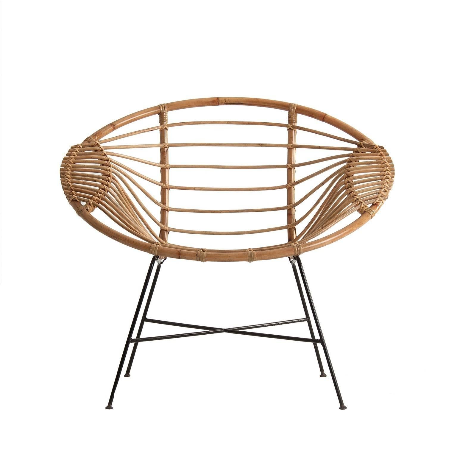 Everyone talks about it, some dream it, everyone wants it, they are very difficult to find and yet it is there, before your eyes; this rattan lounge chair in the style of Janine Abraham and Dirk Jan Rol.
And in addition in excellent condition (new