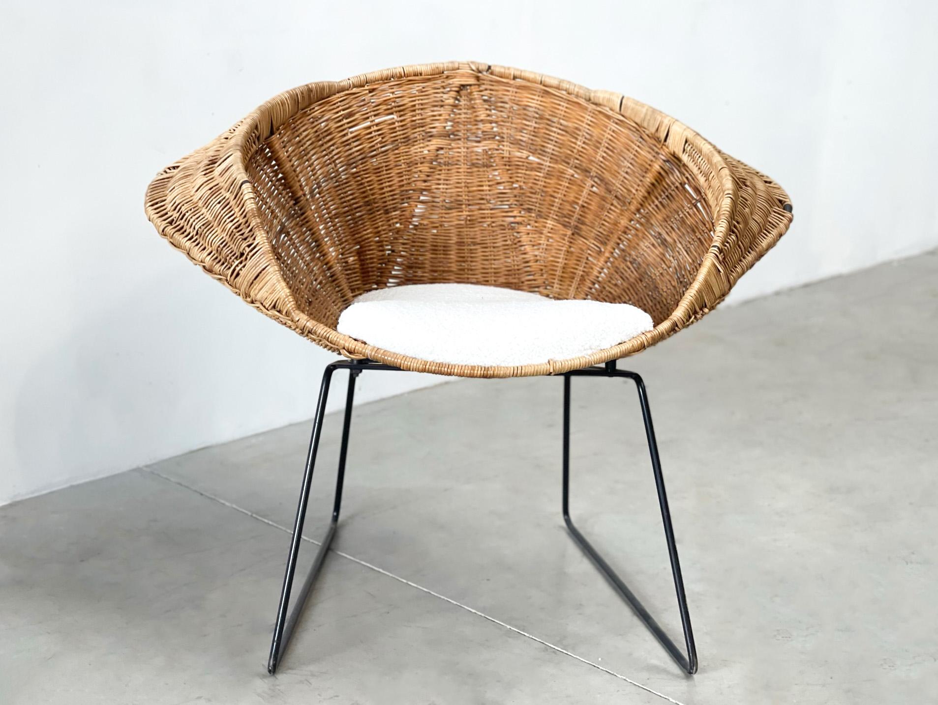 Mid-20th Century Rattan and bouclé easy chair For Sale