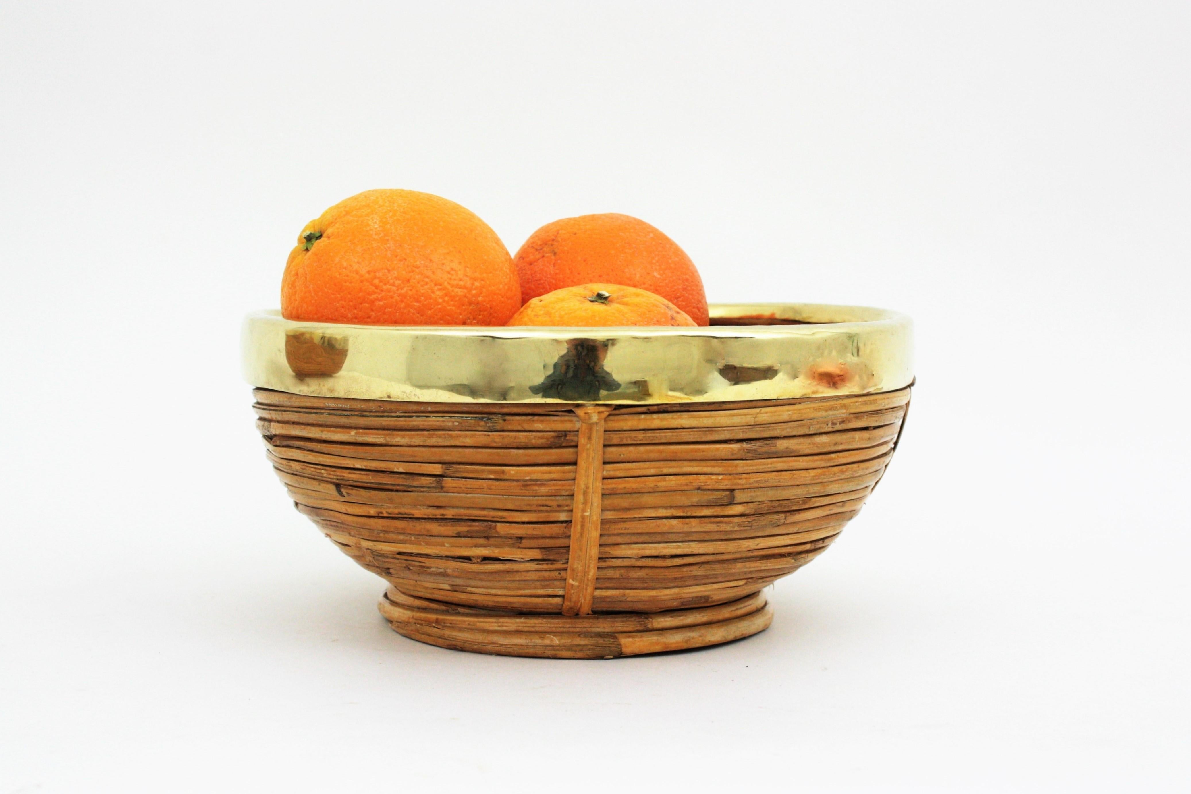 Rattan and Brass Basket Centerpiece Bowl, Italy, 1970s In Good Condition For Sale In Barcelona, ES