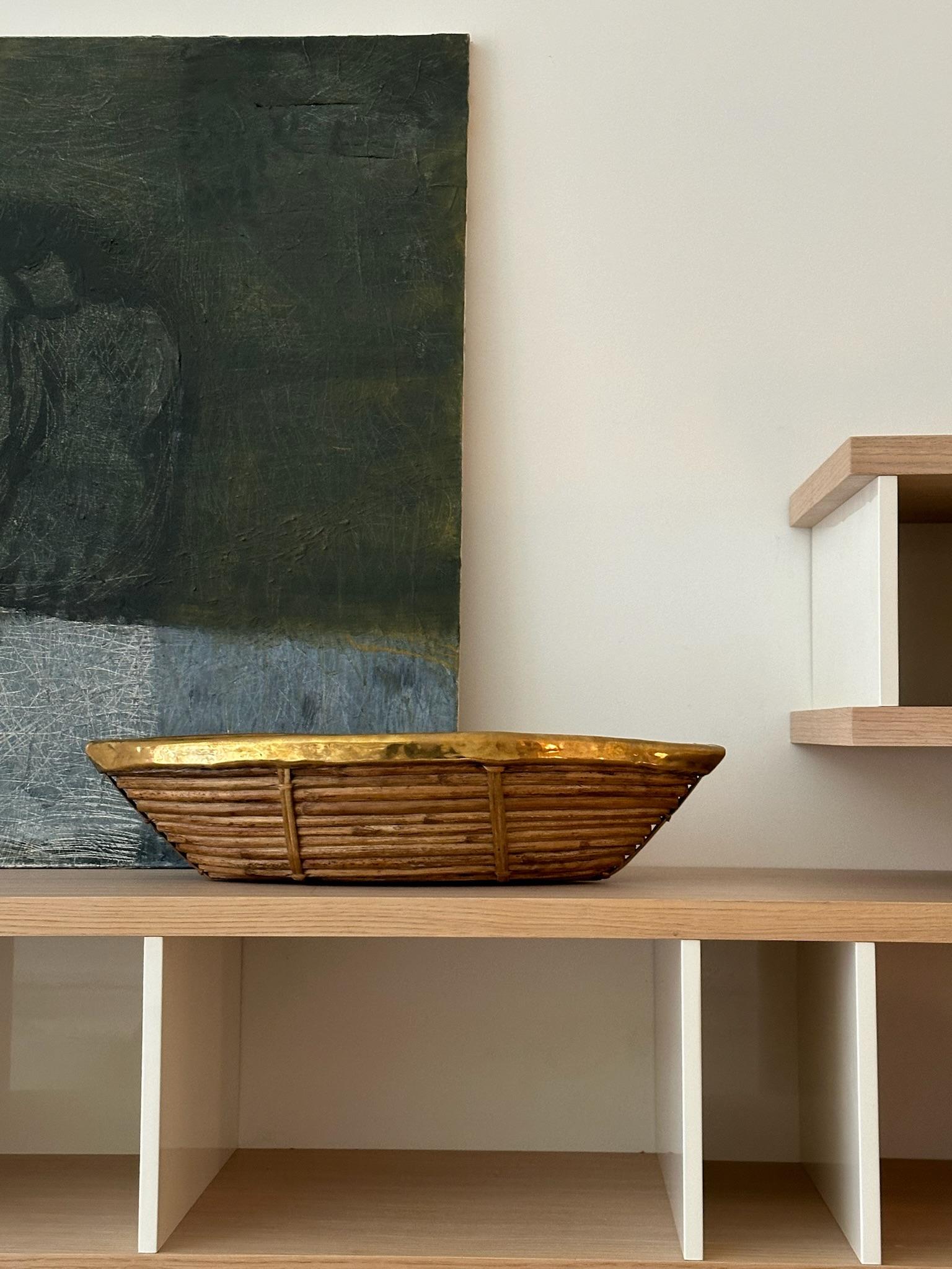Francese Cestino in rattan e ottone in vendita