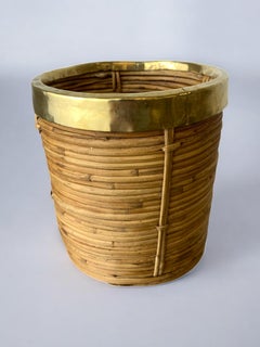 Cesta de ratán y latón, Italia, 1970, 16 cm de diámetro