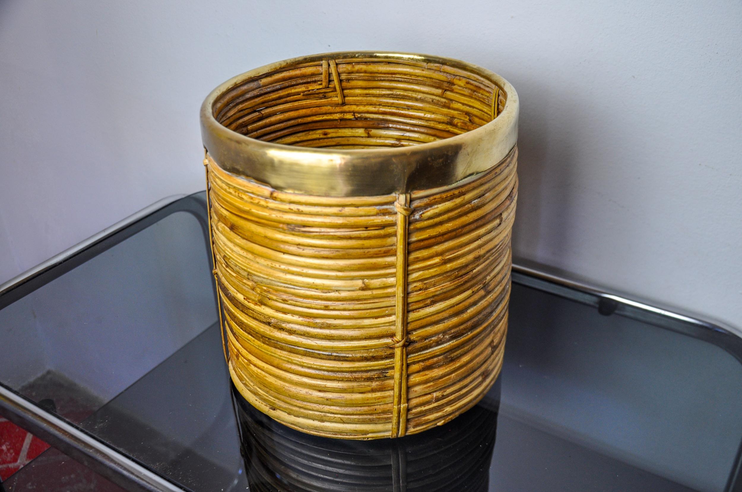 Très beau et grand panier en rotin et laiton fabriqué en Italie dans les années 1970. Forme ronde, style moderne du milieu du siècle, inspirée des designs de Gabriella Crespi. Magnifique objet de décoration qui apportera une véritable touche design