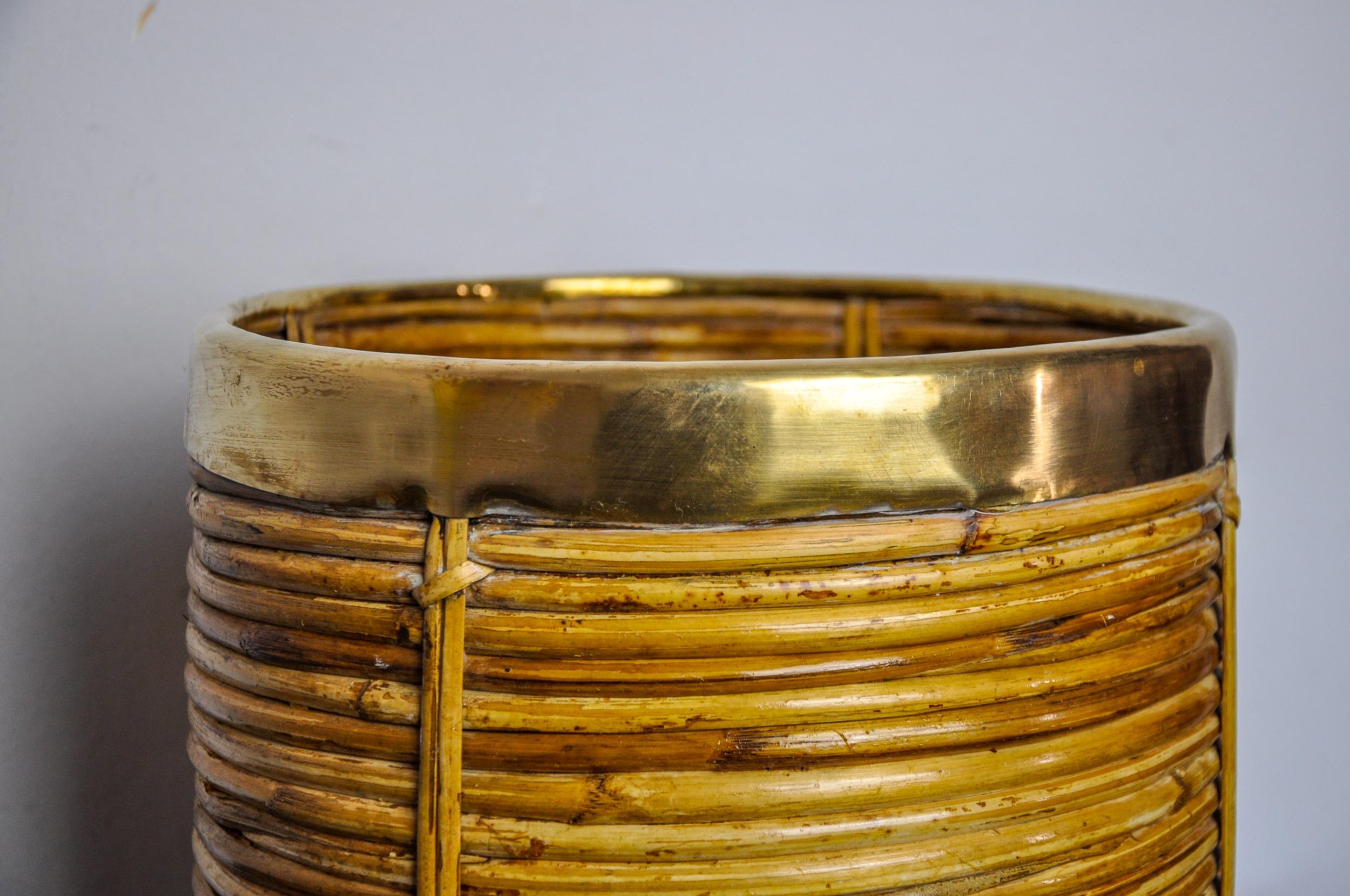 italien Panier en rotin et laiton, Italie, 1970, 25 cm de diamètre