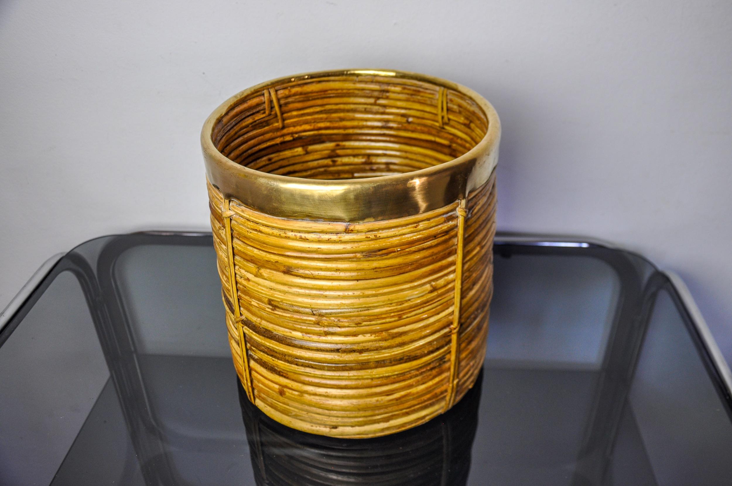Panier en rotin et laiton, Italie, 1970, 25 cm de diamètre Bon état à BARCELONA, ES