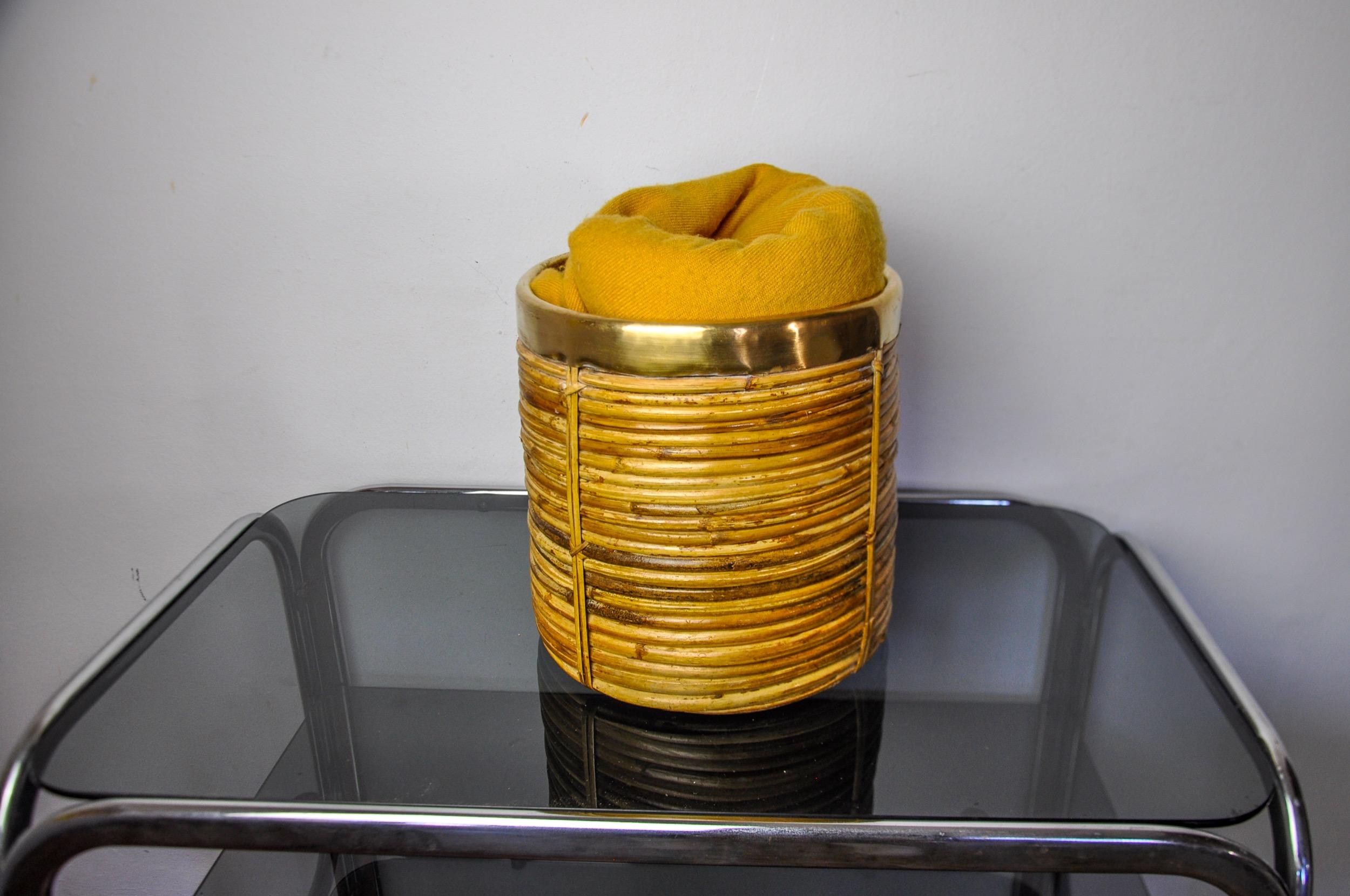 Fin du 20e siècle Panier en rotin et laiton, Italie, 1970, 25 cm de diamètre