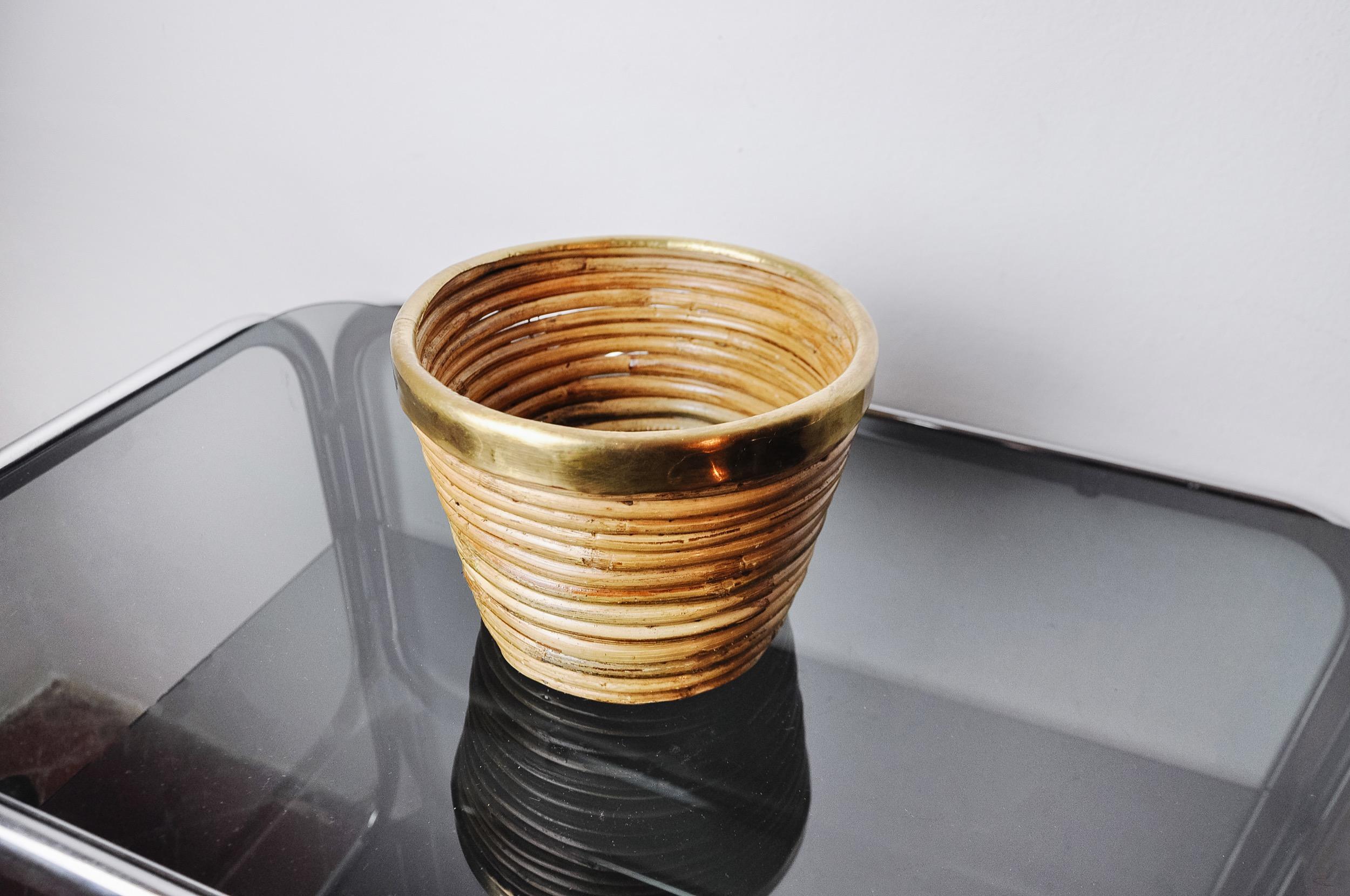 Sehr schöner Korb aus Rattan und Messing, hergestellt in Italien in den 1970er Jahren.

Runde Form, moderner Stil der Mitte des Jahrhunderts, inspiriert von den Zeichnungen von Gabriella Crespi.

Ein wunderschönes Dekorationsobjekt, das Ihrem