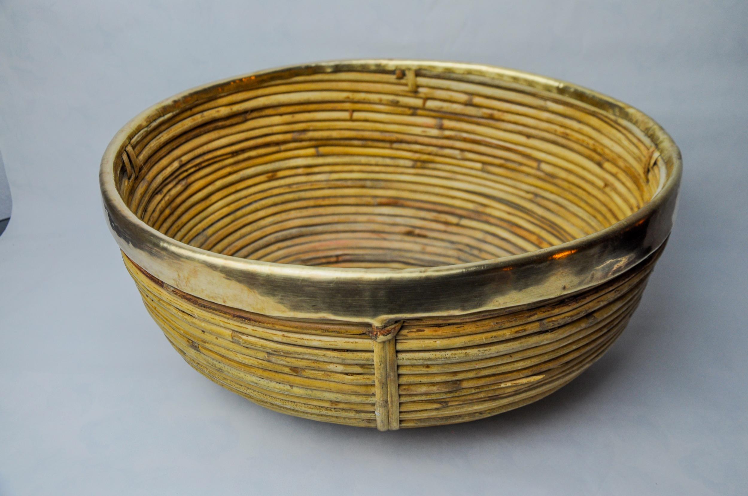 Very nice and large rattan and brass basket made in italy in the 1970s. Round shape, modern style of the middle of the century, it is inspired by the drawings of gabriella crespi. Beautiful decorative object that will bring a real design touch to