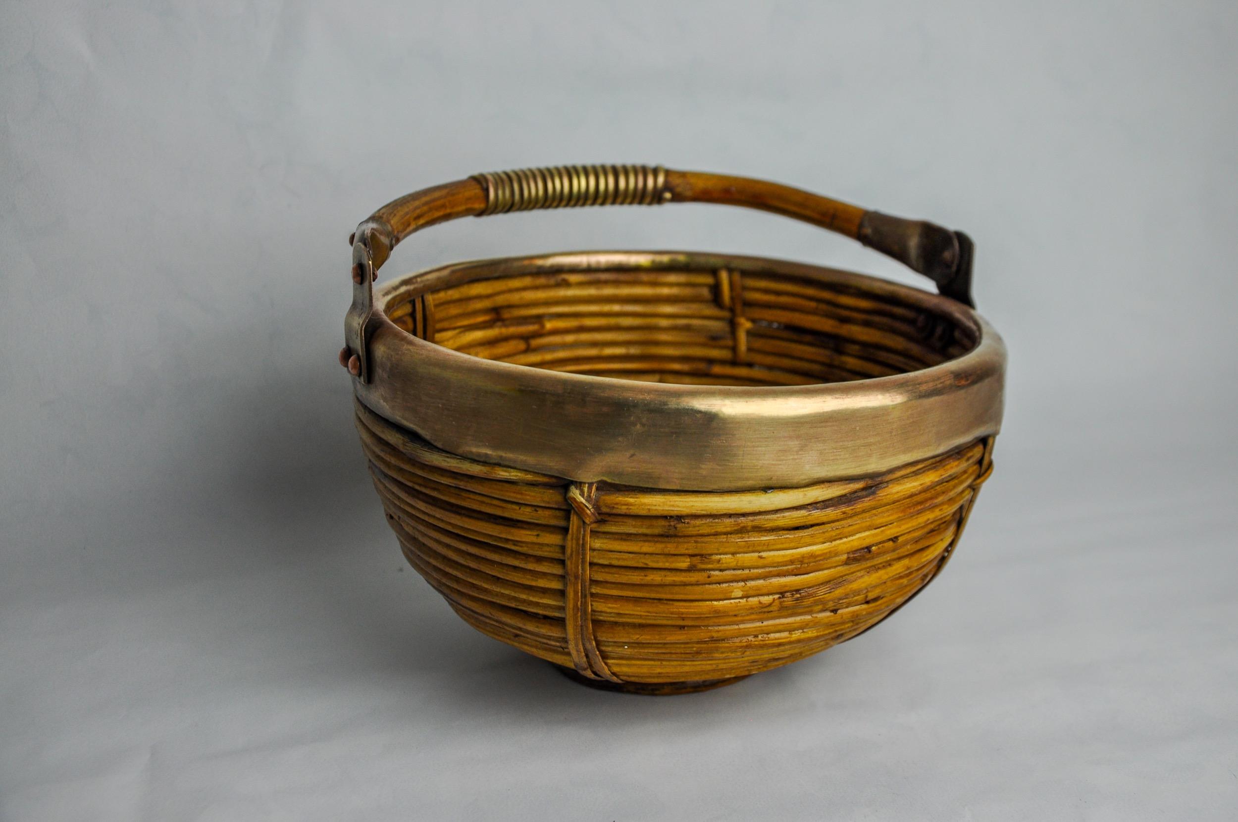 Rattan and brass basket, Italy, 1970 In Good Condition For Sale In BARCELONA, ES