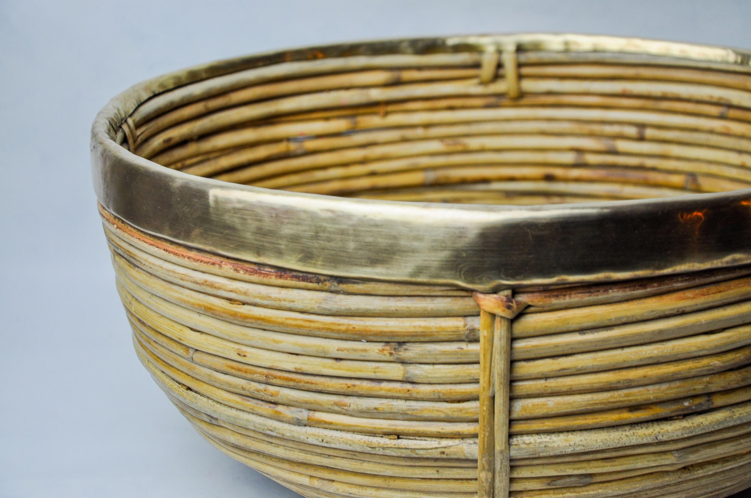 Rattan and brass basket, Italy, 1970 For Sale 1