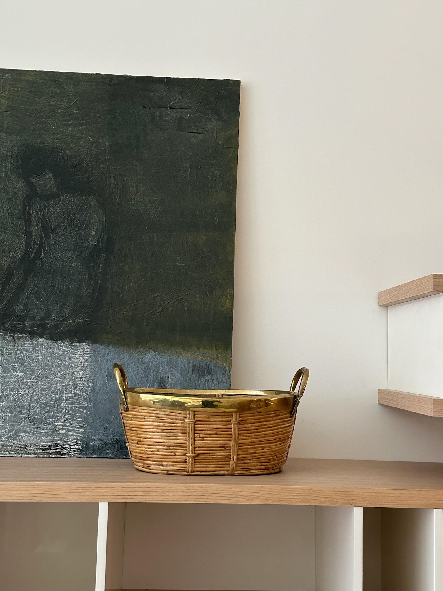 Cestino in rattan con finiture e maniglie in ottone. Proveniente da Parigi.