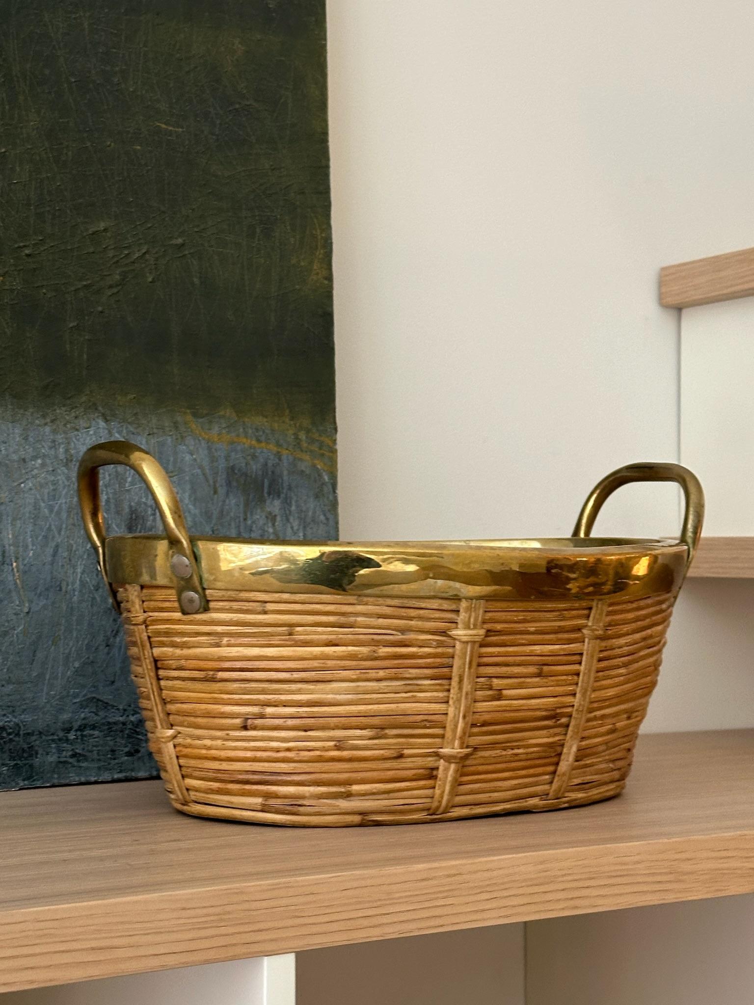 Francese Cestino in rattan e ottone con manici in vendita
