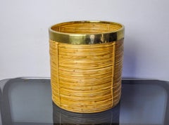 Rattan- und Messing-Bücherkorb, Italien, 1970, 25 cm groß.
