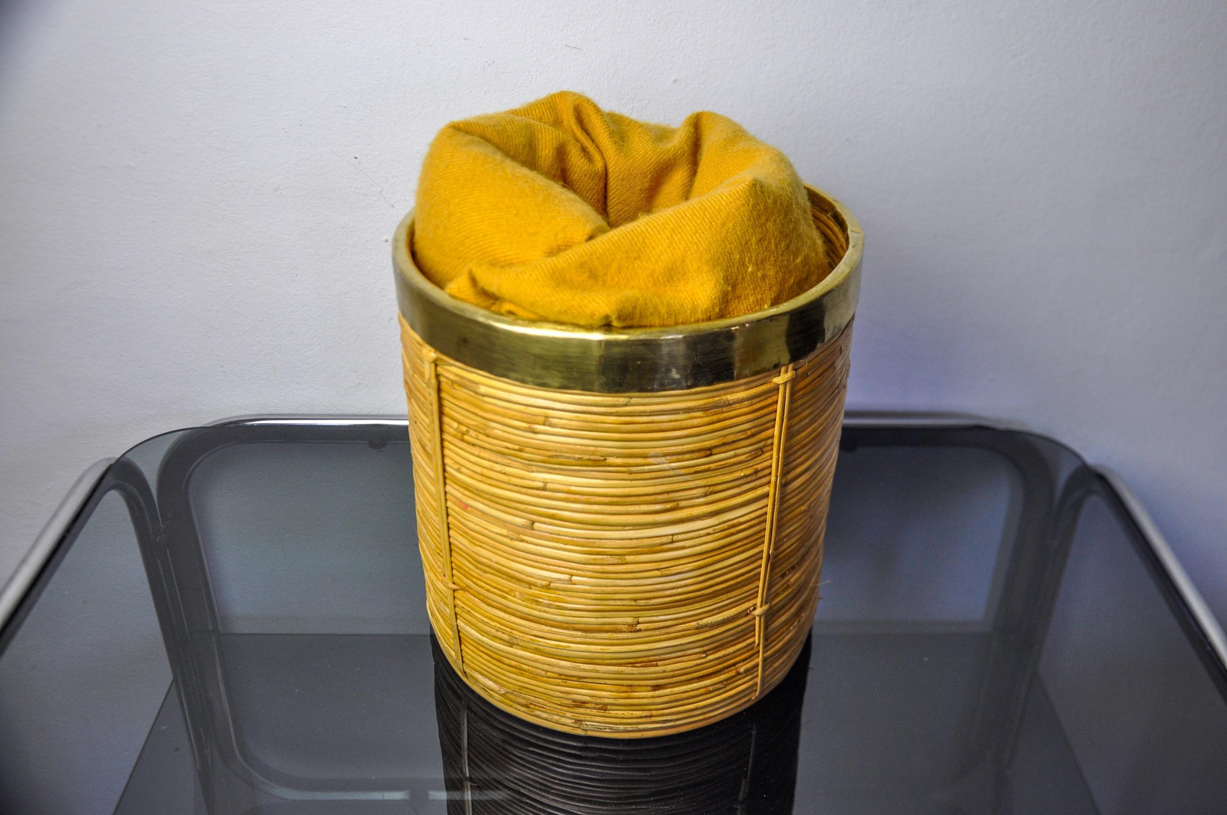 Cesta para libros de ratán y latón, Italia, 1970, 25 diám. Mimbre en venta