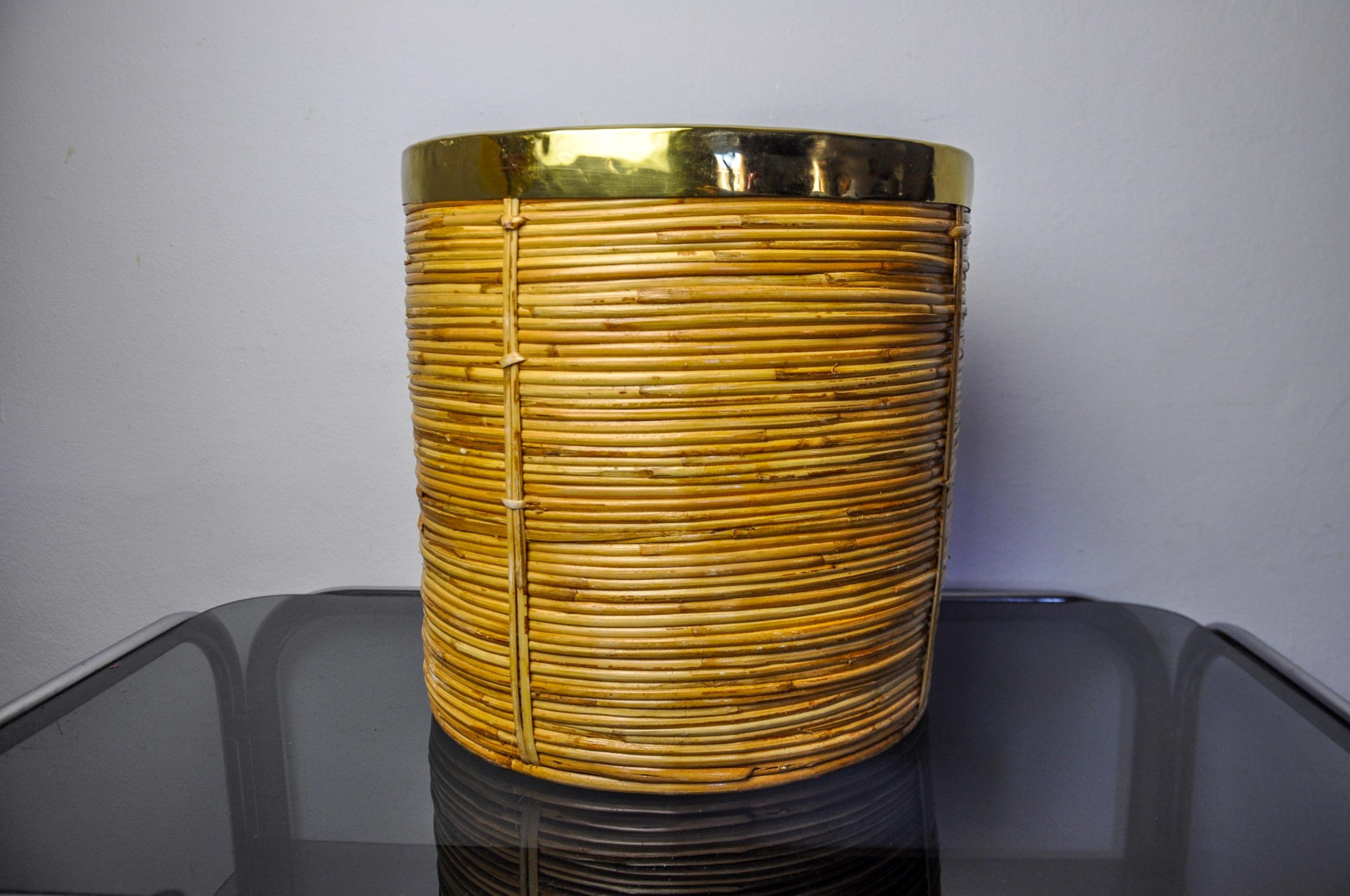 Cesta para libros de ratán y latón, Italia, 1970, 31cm DIAM Regencia de Hollywood en venta