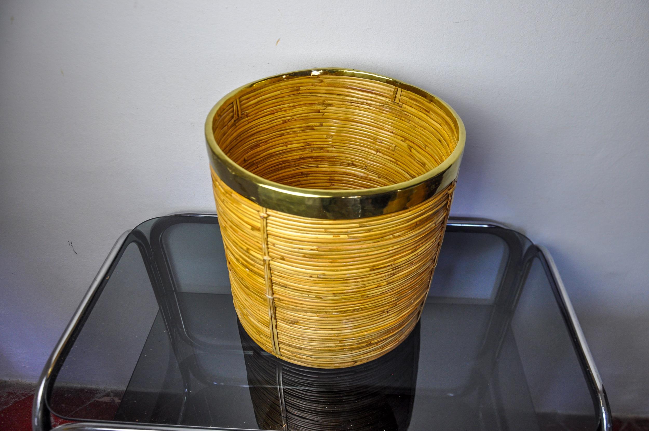 Cesta para libros de ratán y latón, Italia, 1970, 31cm DIAM Italiano en venta