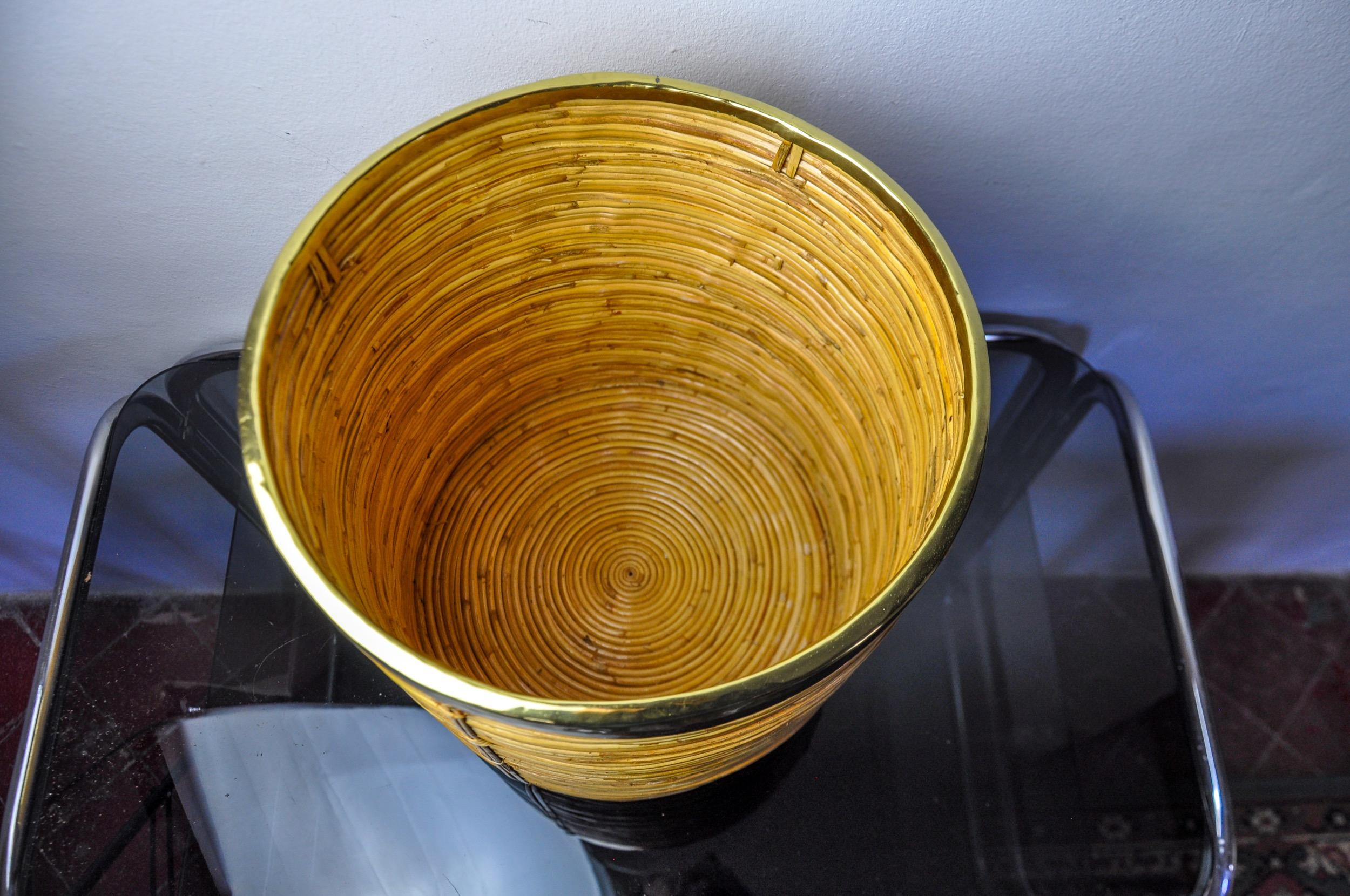 Cesta para libros de ratán y latón, Italia, 1970, 31cm DIAM en Bueno estado para la venta en BARCELONA, ES
