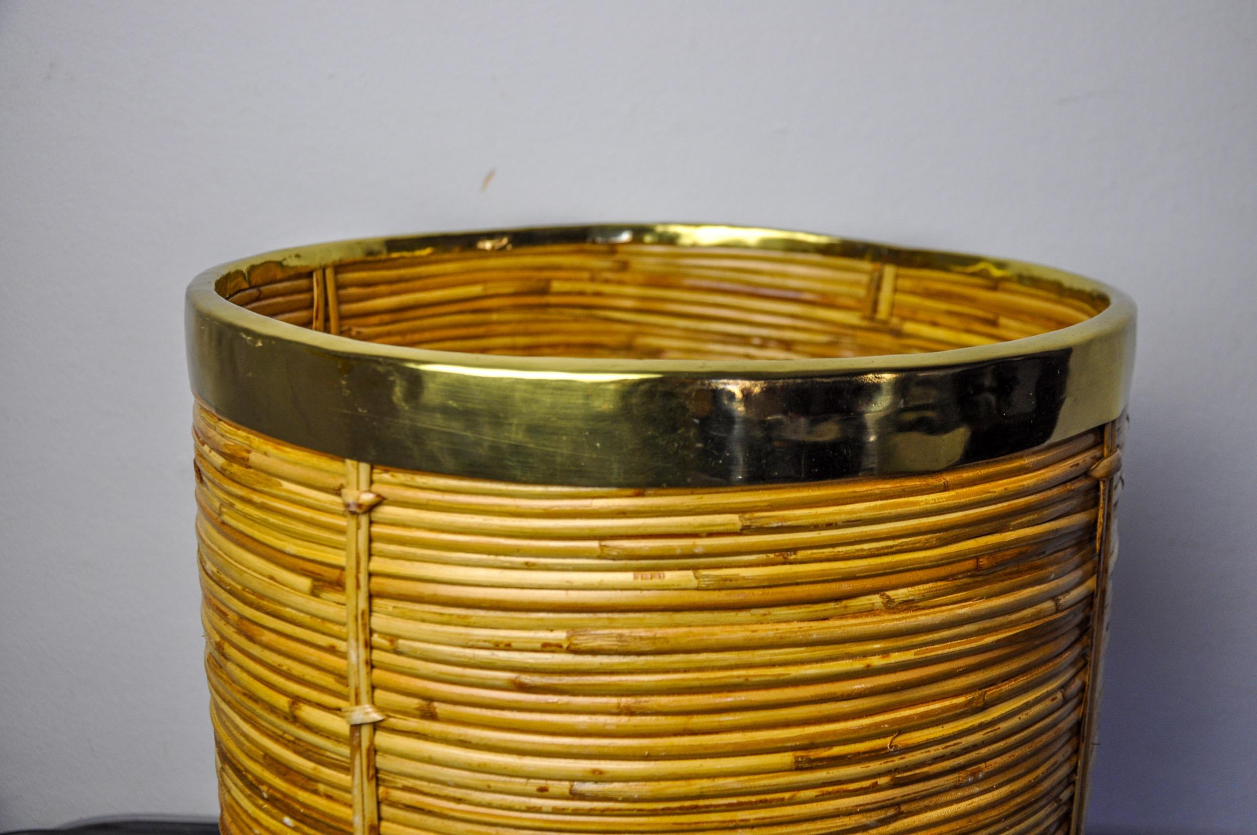 Cesta para libros de ratán y latón, Italia, 1970, 31cm DIAM finales del siglo XX en venta