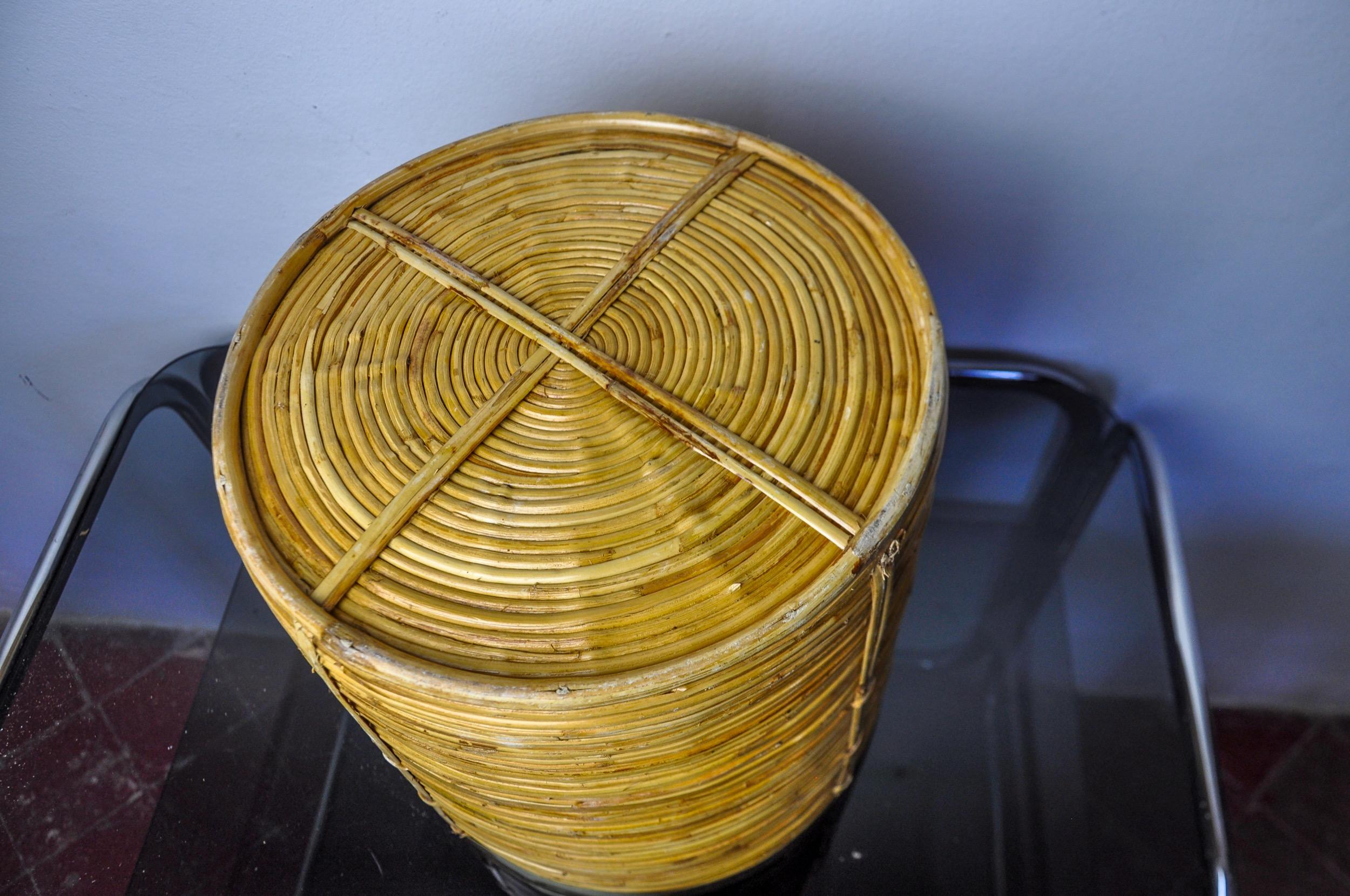 Cesta para libros de ratán y latón, Italia, 1970, 31cm DIAM Mimbre en venta