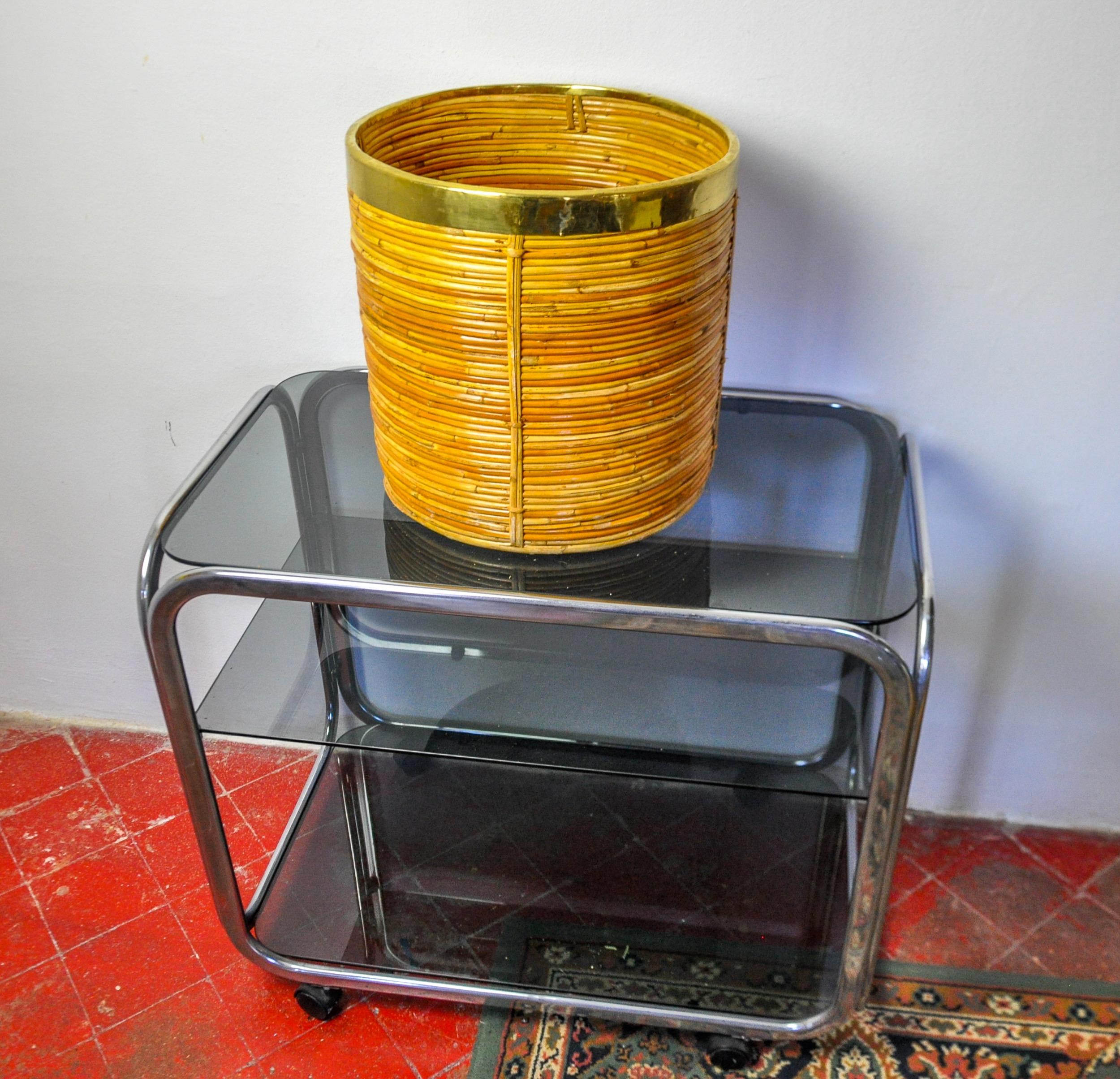 Cesta para libros de ratán y latón, Italia, 1970, 31cm DIAM en venta 1