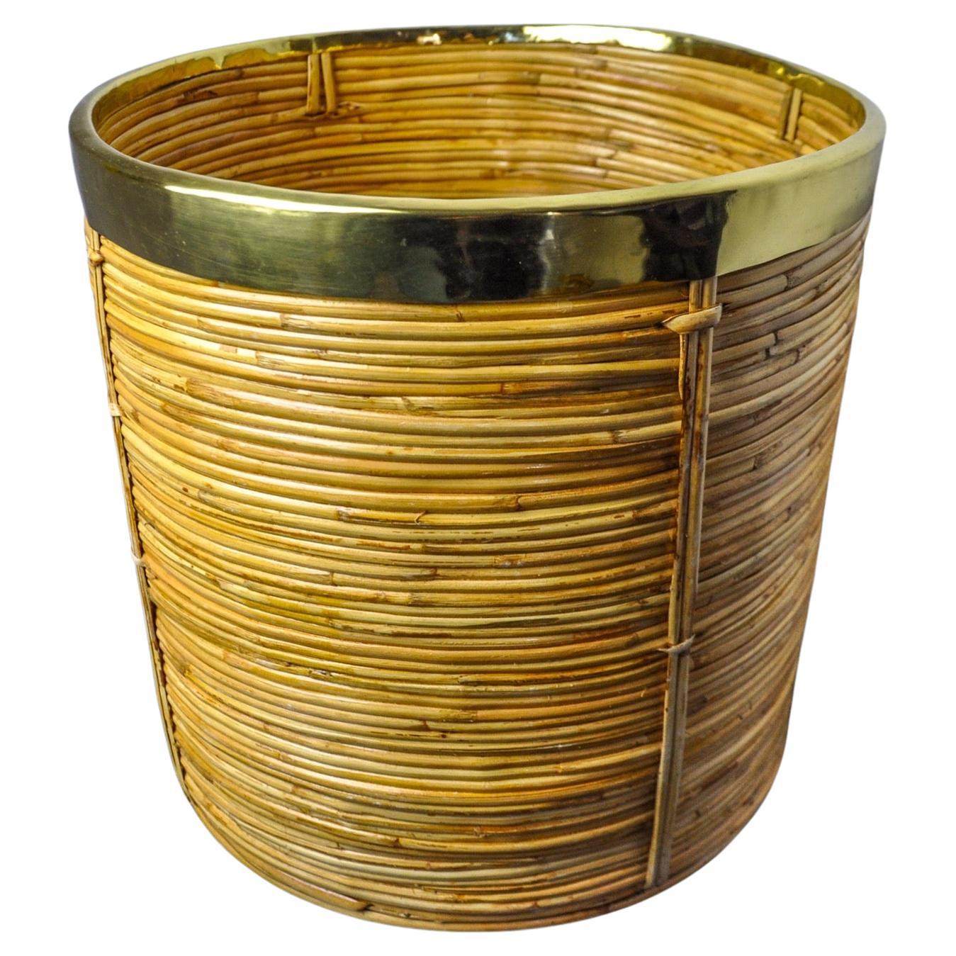 Cesta para libros de ratán y latón, Italia, 1970, 31cm DIAM