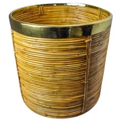 Cesta para libros de ratán y latón, Italia, 1970, 31cm DIAM