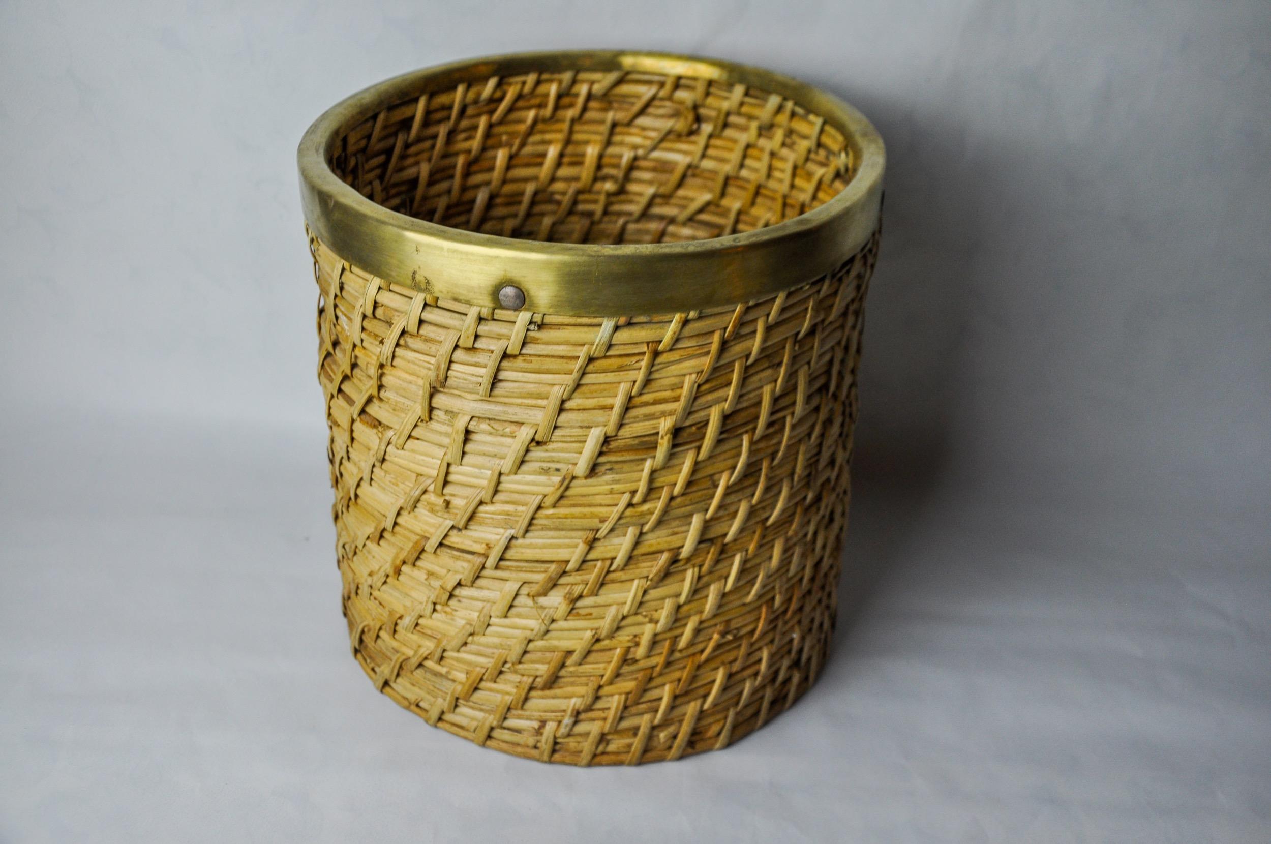Very nice rattan and brass basket made in italy in the 1970s. Round shape, modern style of the middle of the century, it is inspired by the drawings of Gabriella Crespi. Beautiful decorative object that will bring a real design touch to your