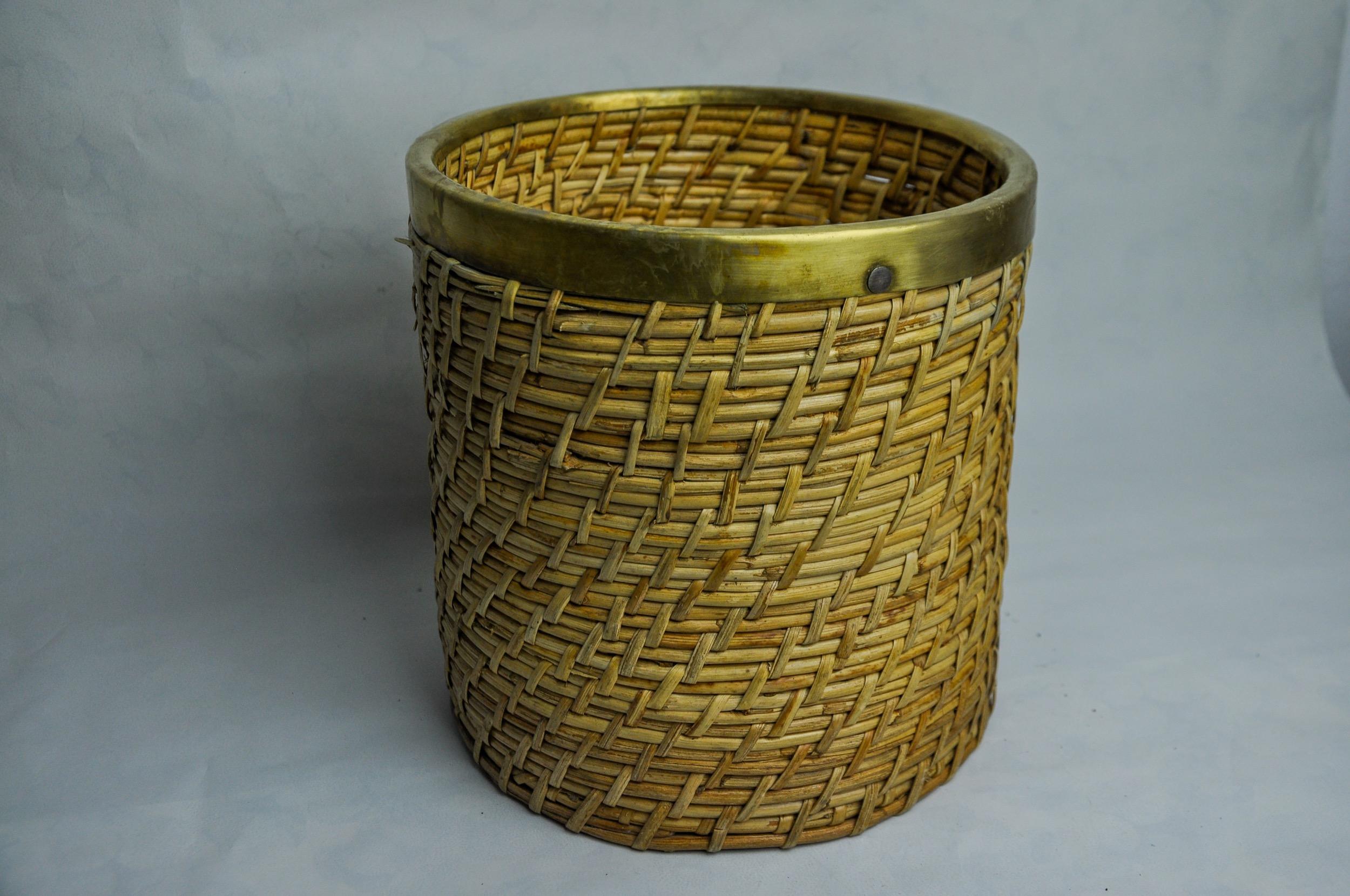 Hollywood Regency Rattan and brass book basket, Italy, 1970 For Sale