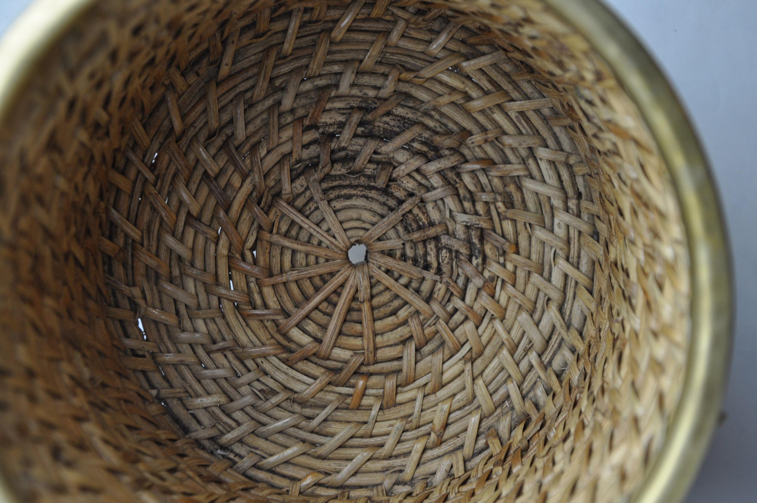 Rattan and brass book basket, Italy, 1970 In Good Condition For Sale In BARCELONA, ES