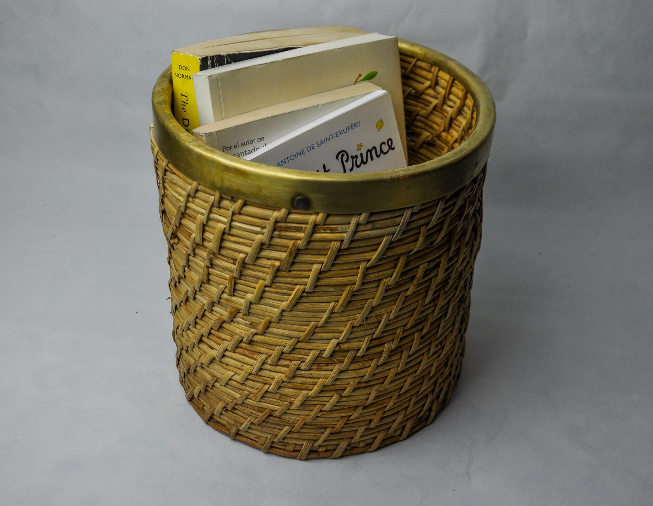 Rattan and brass book basket, Italy, 1970 For Sale 1