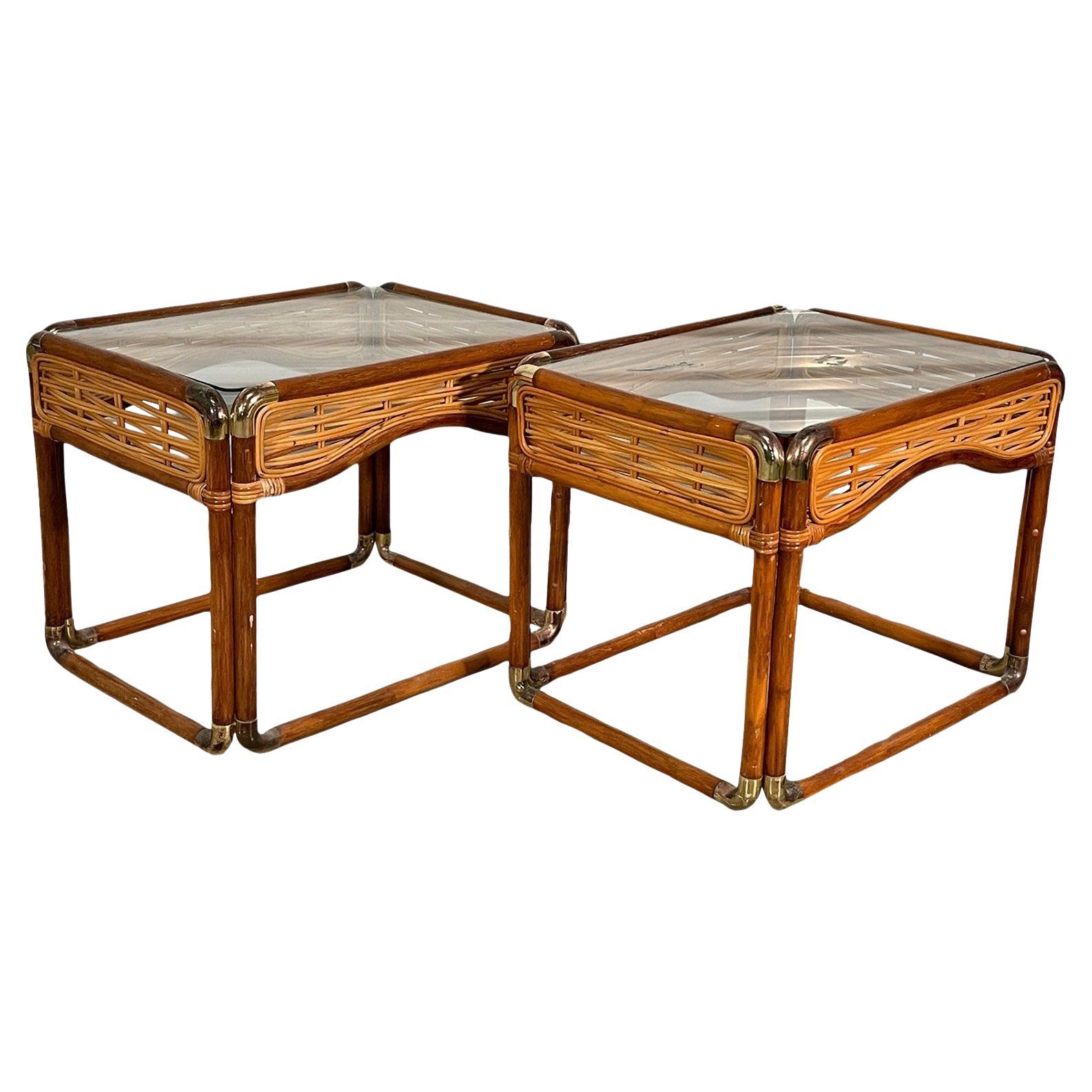 Rattan und Messing Campaign Style End Tables im Angebot