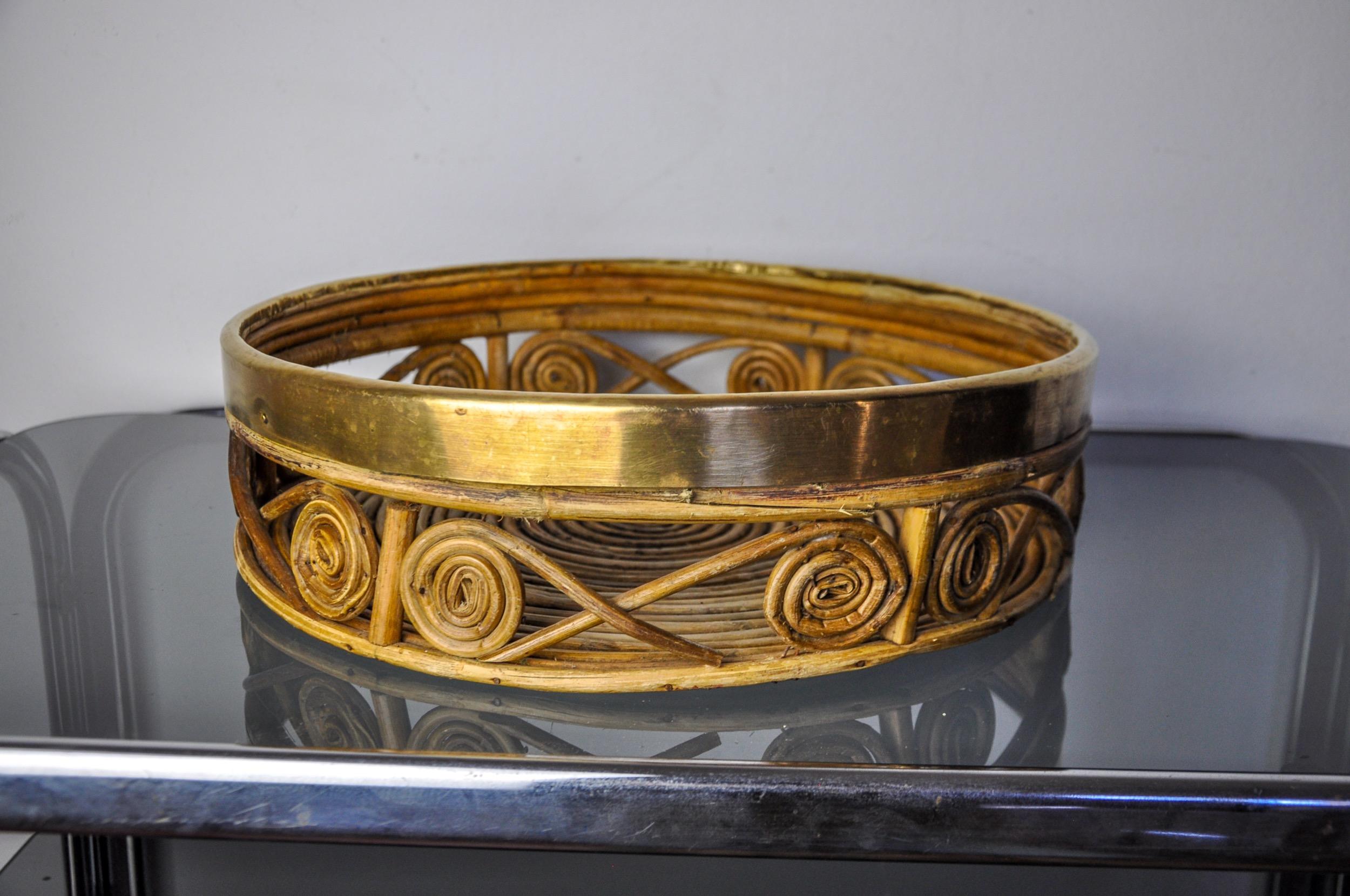 Centro de mesa de ratán y latón, Italia, 1970 Regencia de Hollywood en venta