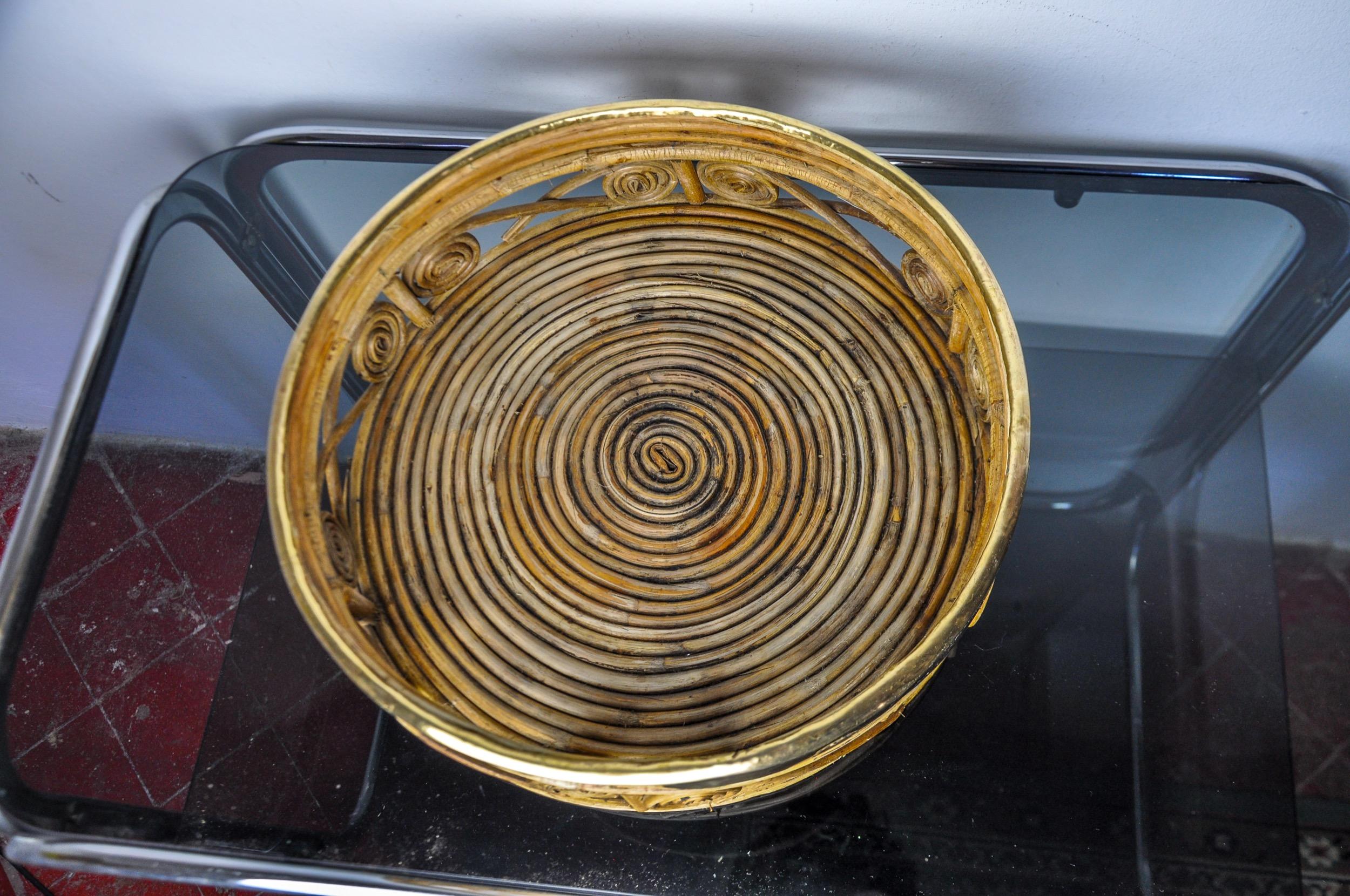Centro de mesa de ratán y latón, Italia, 1970 finales del siglo XX en venta