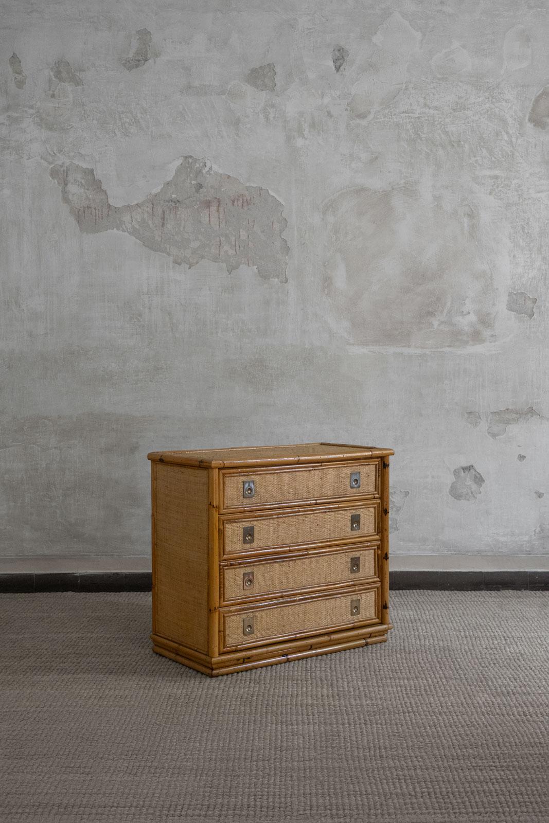 Cassettiera in rattan e ottone di Dal Vera - anni '70
Dettagli del prodotto
Dimensioni: 78 W × 71 H × 41 D cm