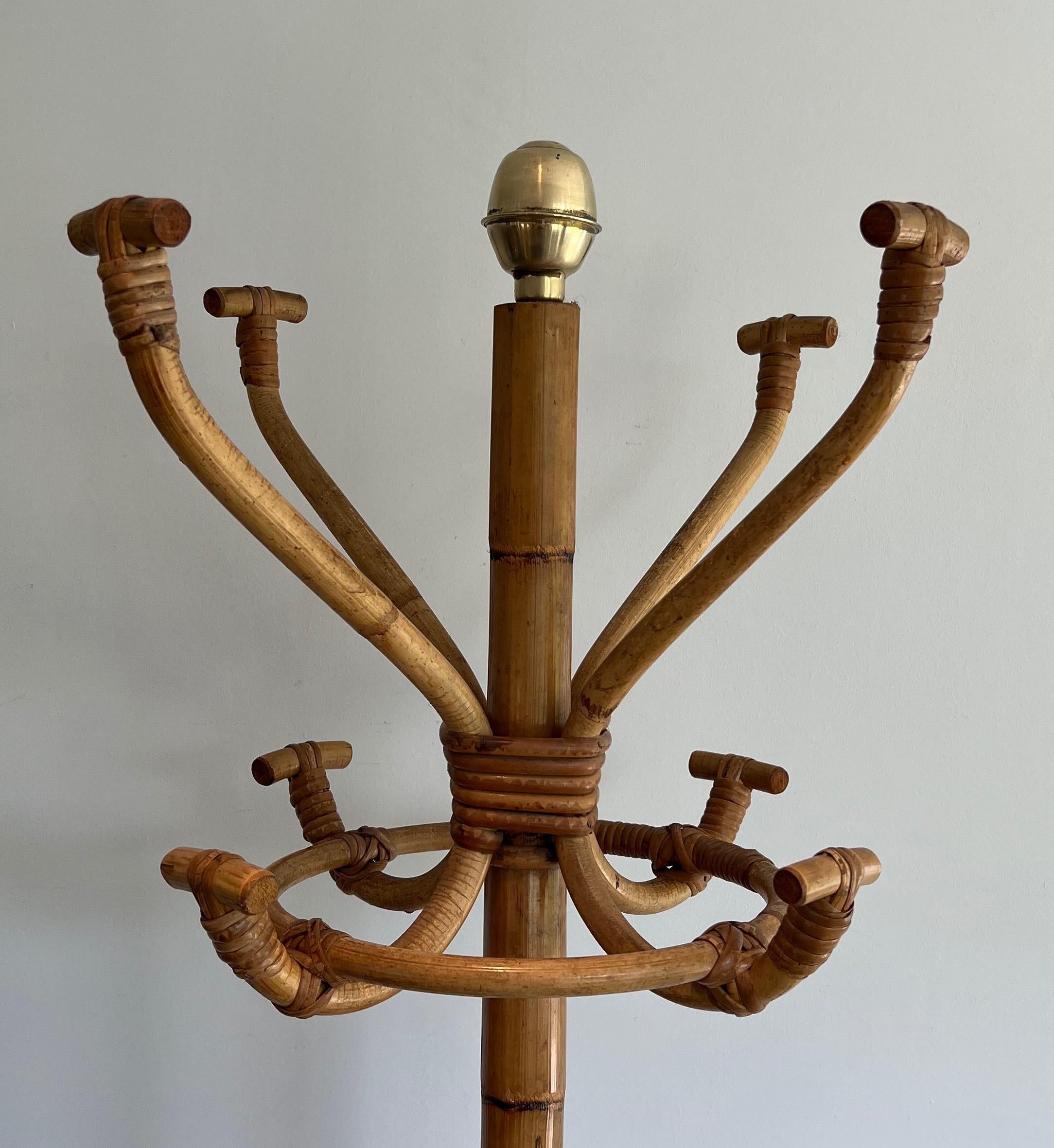 Rattan and Brass Coat rack on stand. French Work. Circa 1970 In Good Condition For Sale In Marcq-en-Barœul, Hauts-de-France