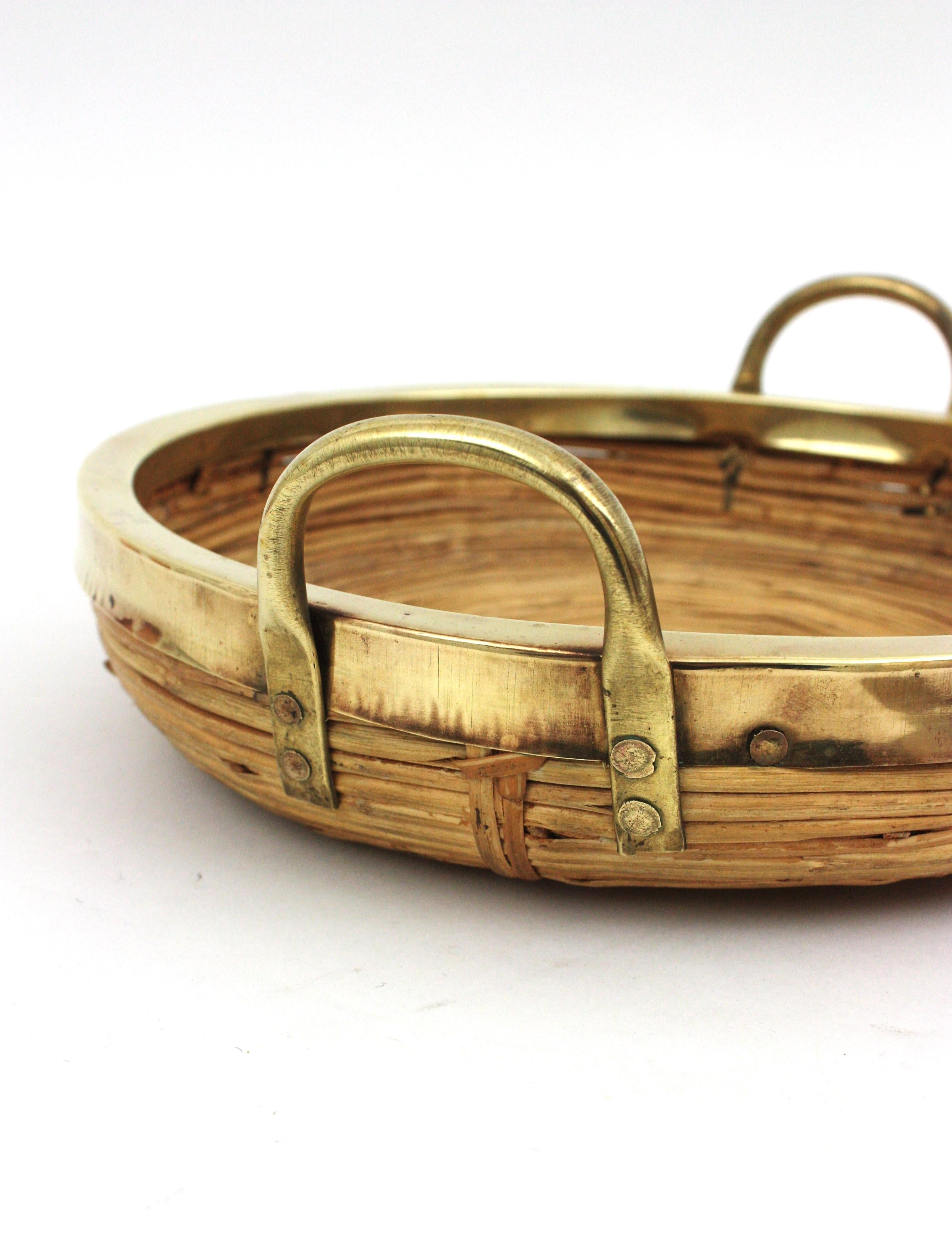 Rattan and Brass Italian Centerpiece Tray Basket, 1970s In Good Condition For Sale In Barcelona, ES
