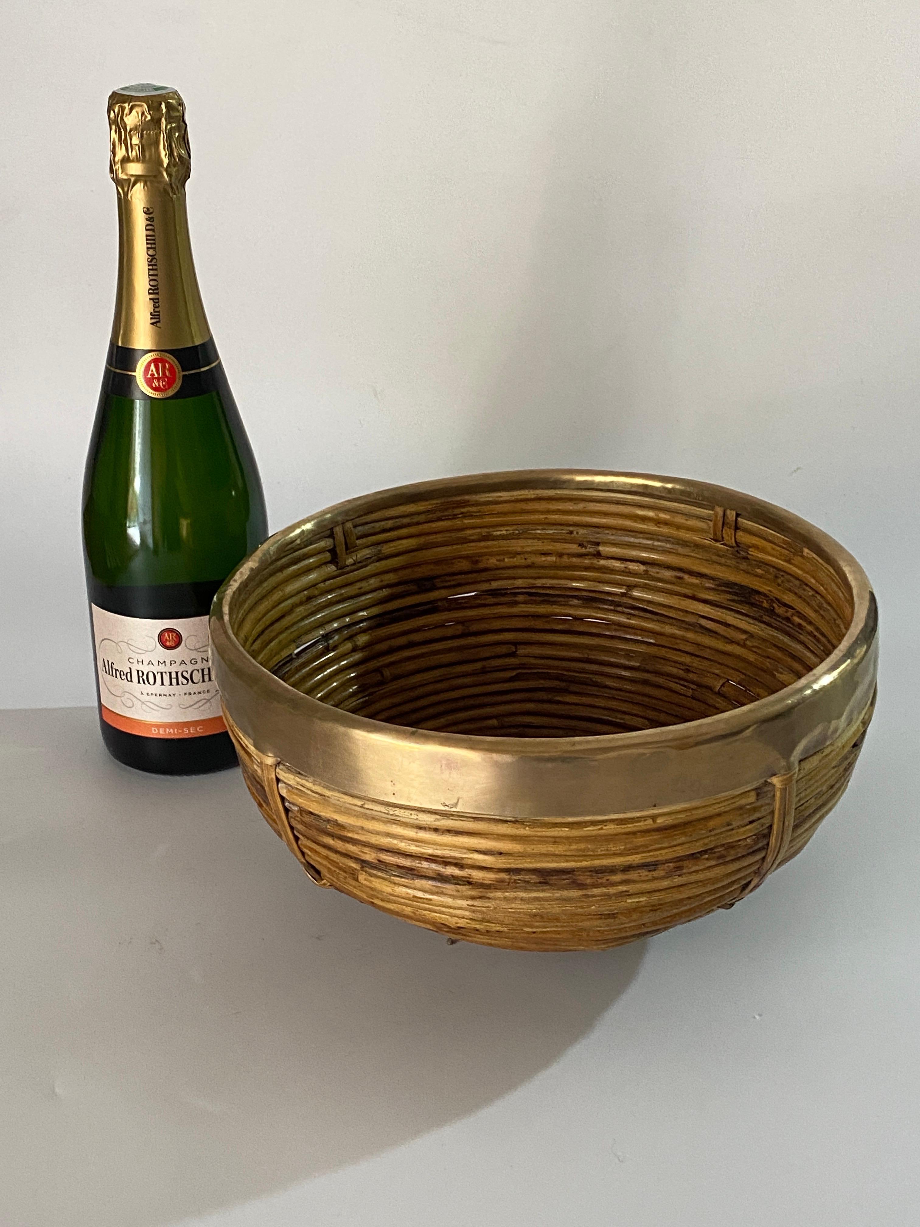 Rattan and Brass Italian Large Basket Bowl Centerpiece, 1970s In Good Condition In Auribeau sur Siagne, FR